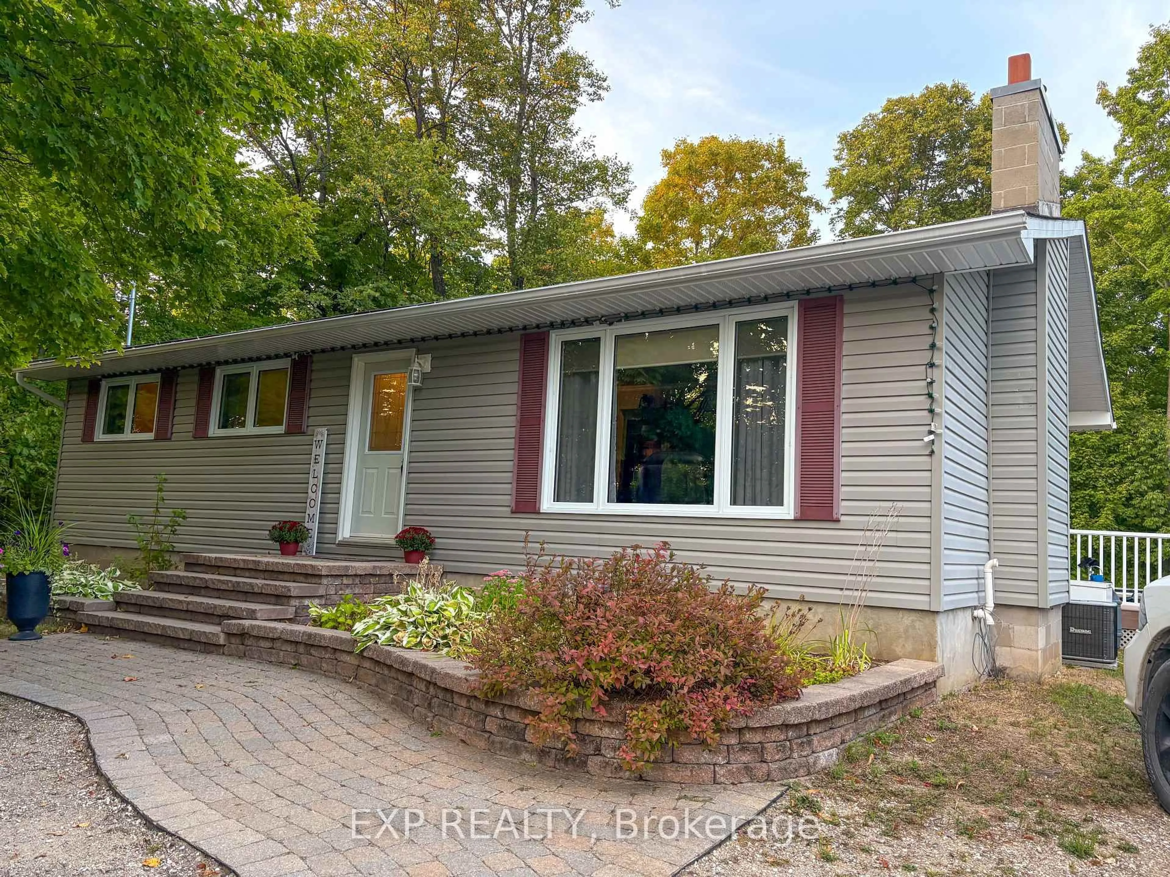 Home with vinyl exterior material, street for 1118 Francis St, Greater Madawaska Ontario K7V 1H0