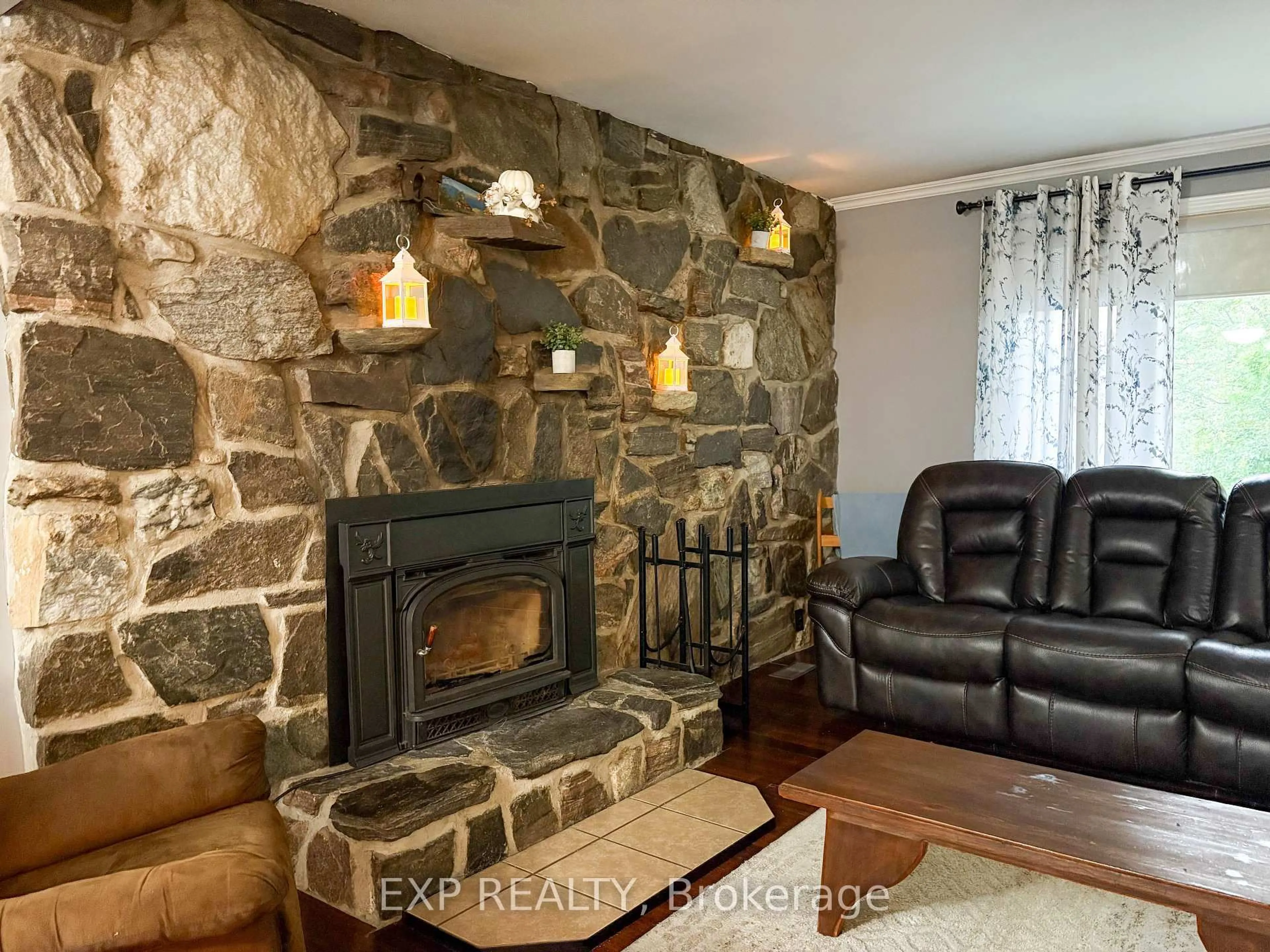 Living room with furniture, unknown for 1118 Francis St, Greater Madawaska Ontario K7V 1H0