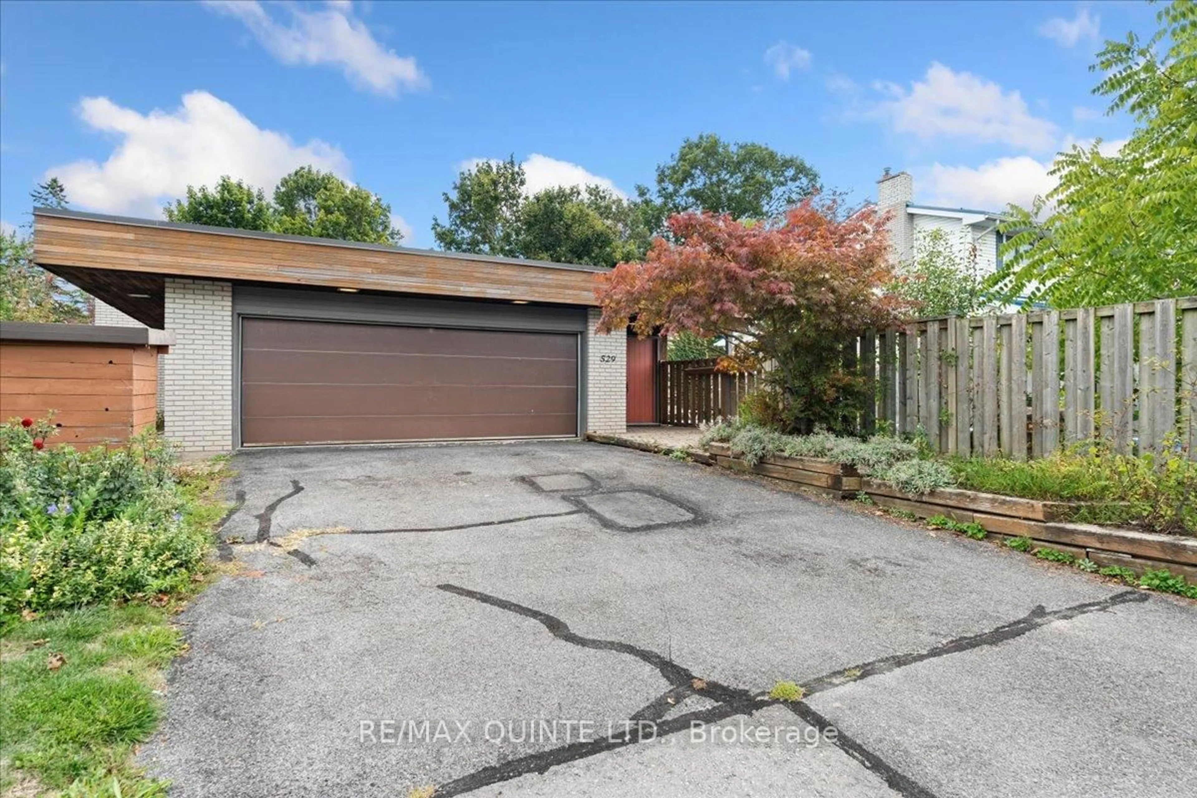 A pic from outside/outdoor area/front of a property/back of a property/a pic from drone, street for 529 VICTORIA Ave, Belleville Ontario K8N 2G6