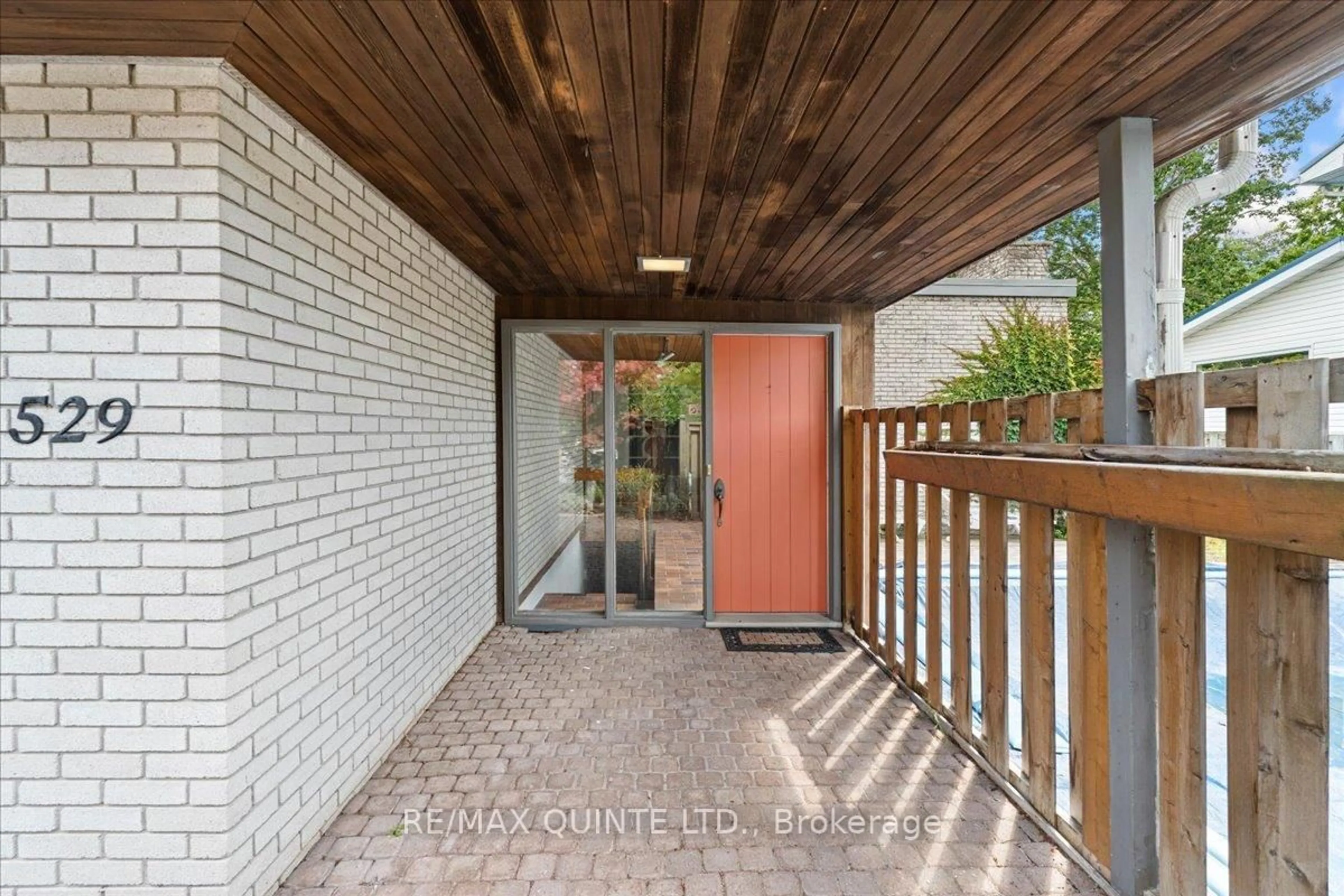 Indoor entryway for 529 VICTORIA Ave, Belleville Ontario K8N 2G6