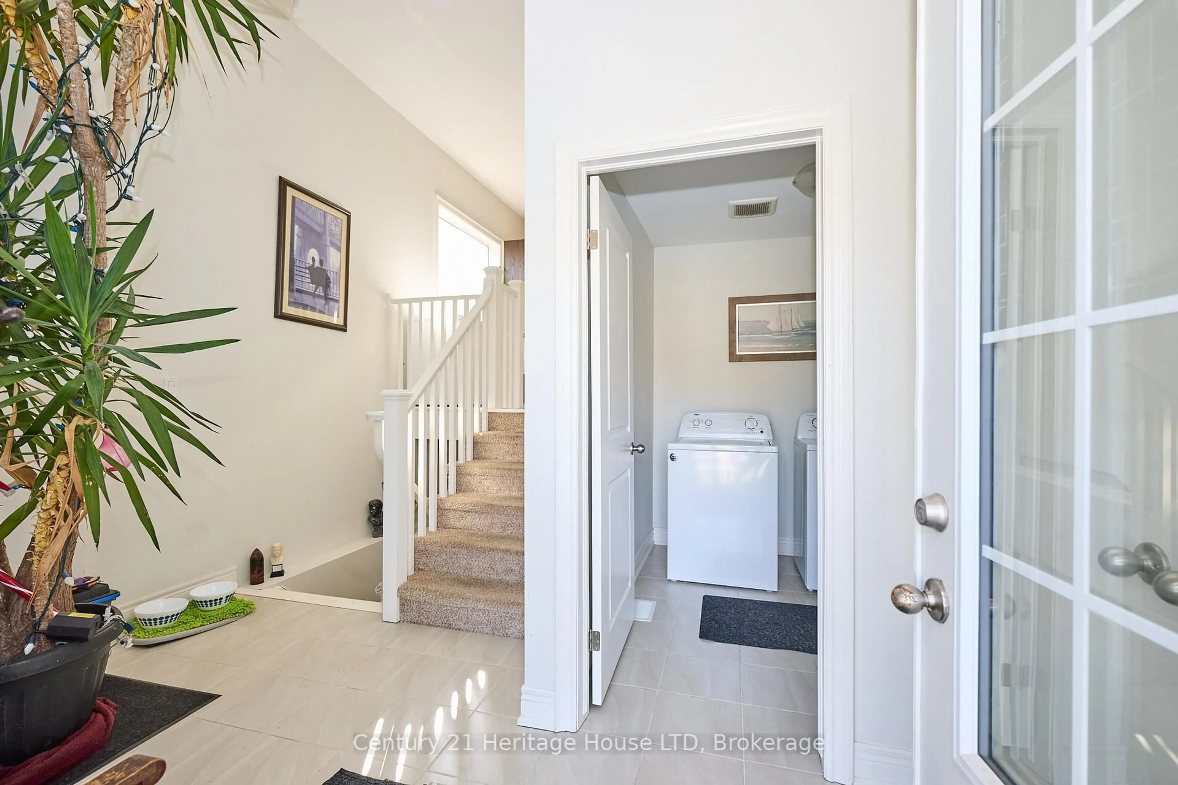 Indoor entryway for 871 Burwell St, Fort Erie Ontario L2A 0E3