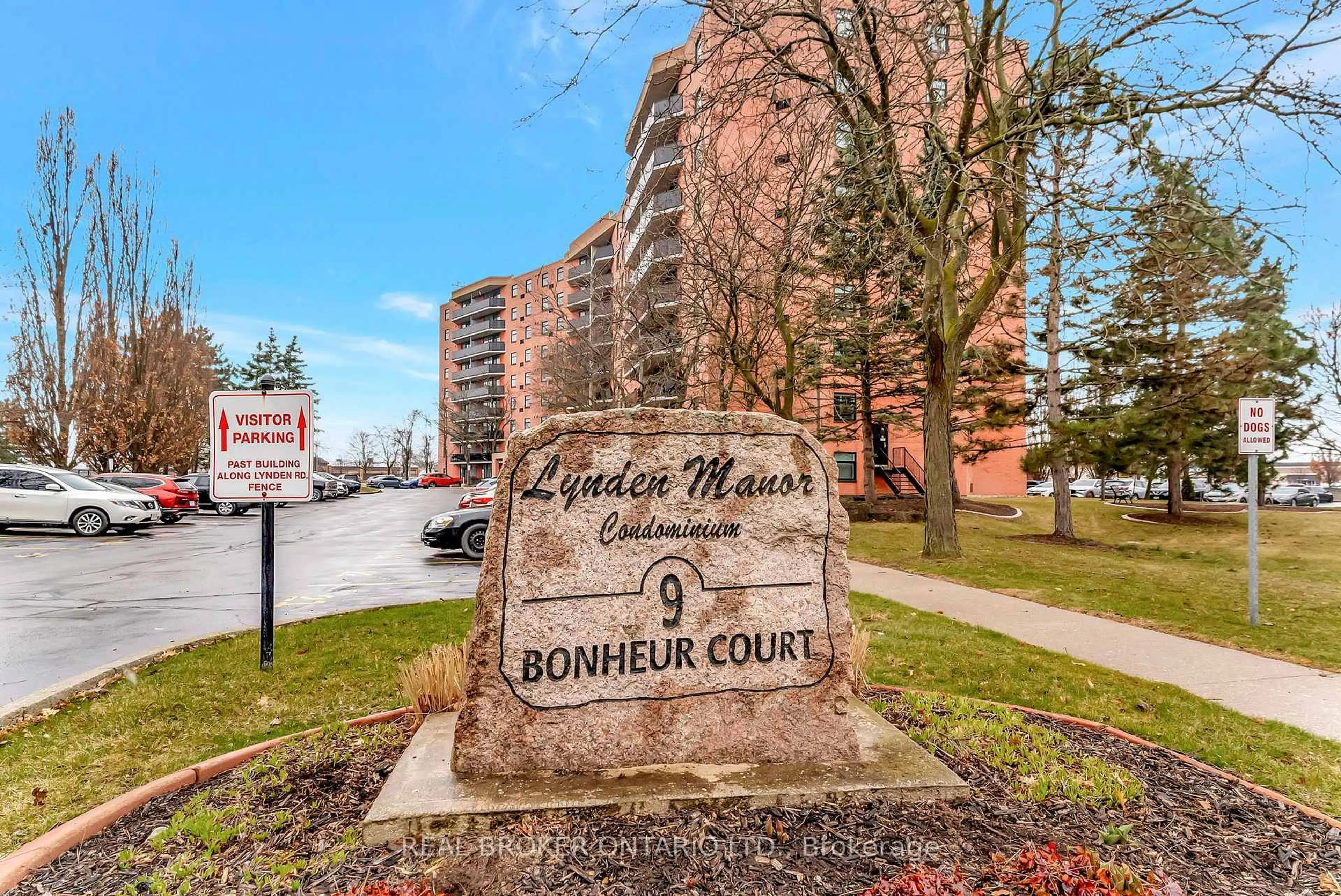 Indoor foyer for 9 Bonheur Crt #902, Brantford Ontario N3P 1Z5