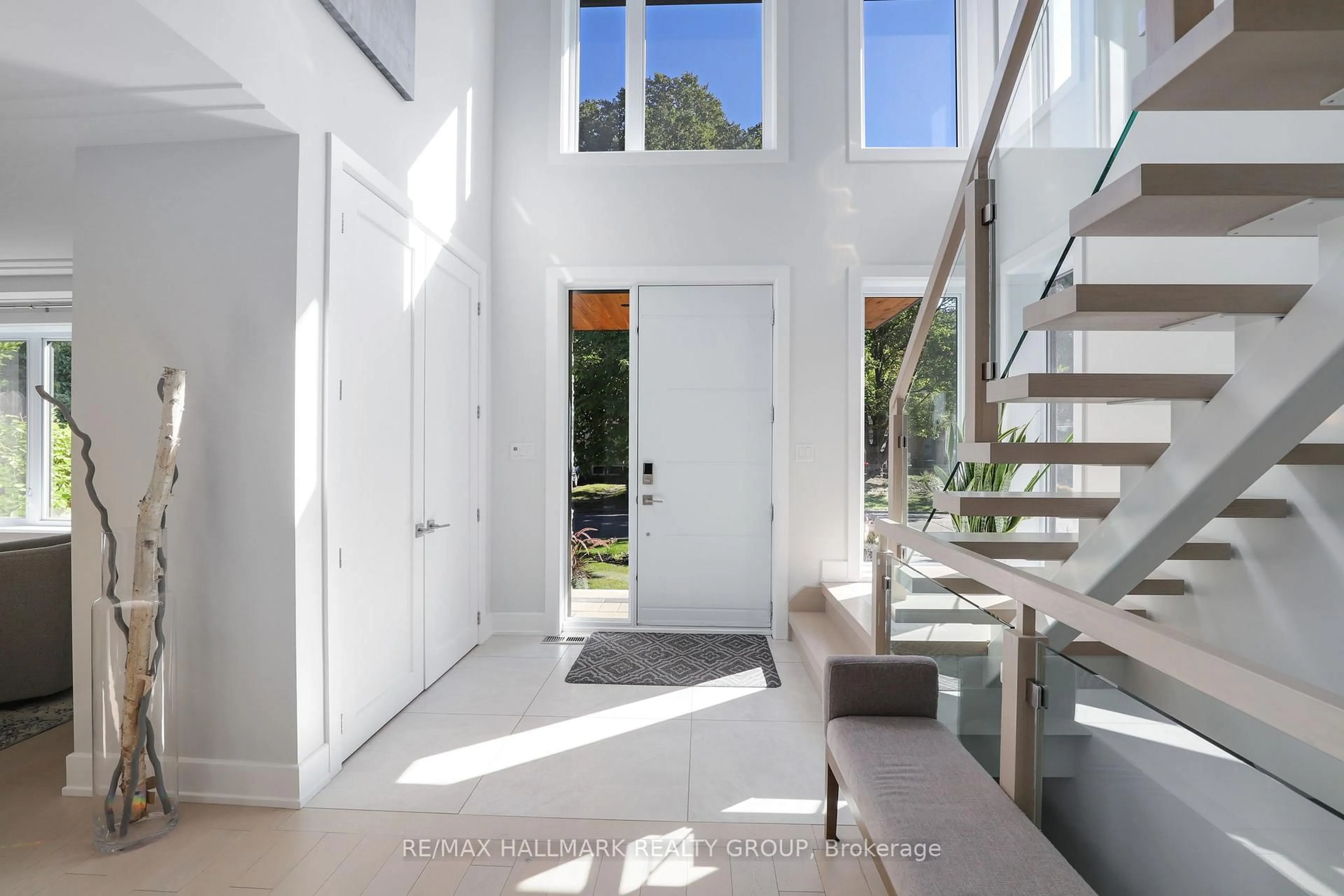 Indoor entryway for 668 Mansfield Ave, Ottawa Ontario K2A 2T6