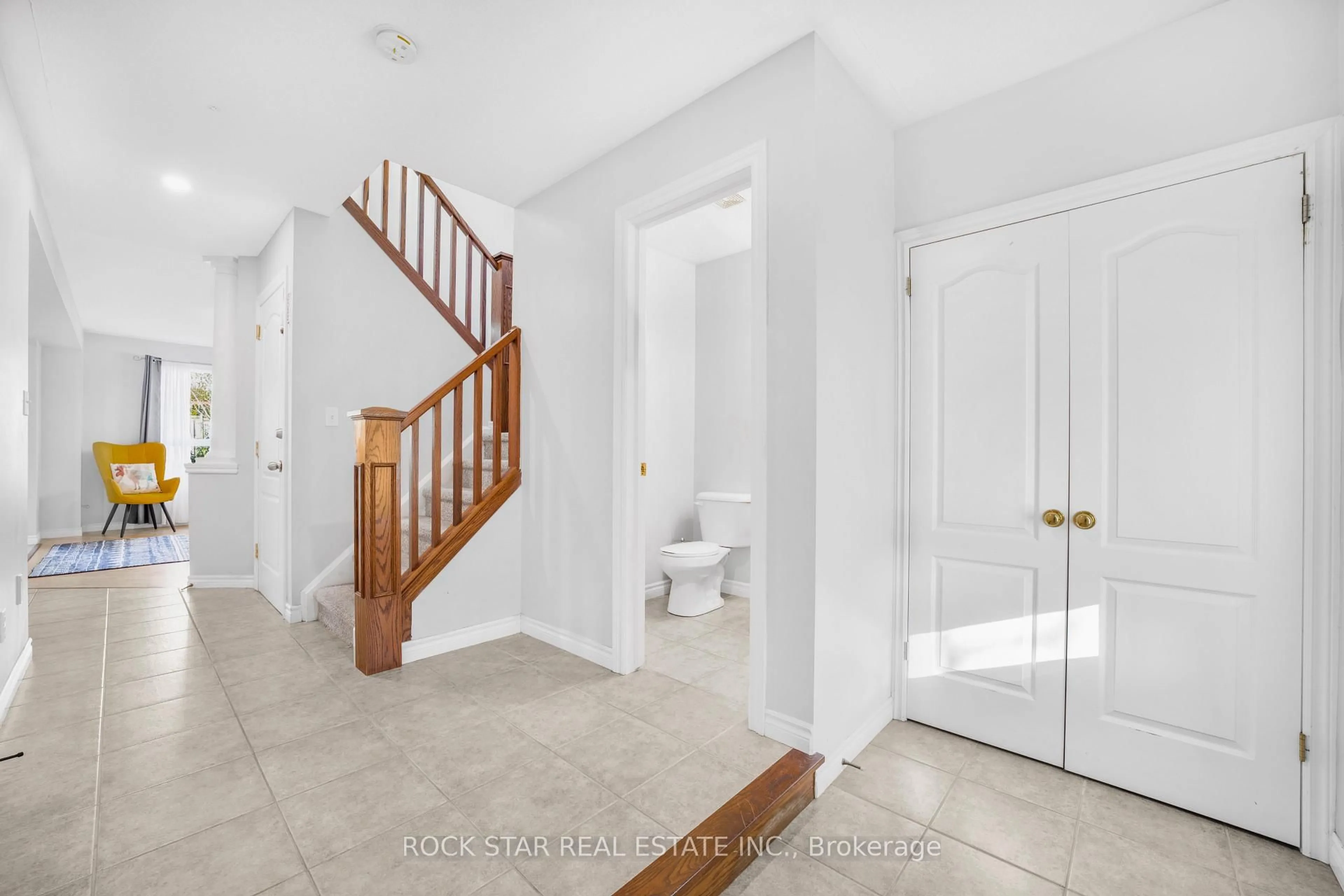 Indoor entryway for 27 Truesdale Cres, Guelph Ontario N1G 5H4