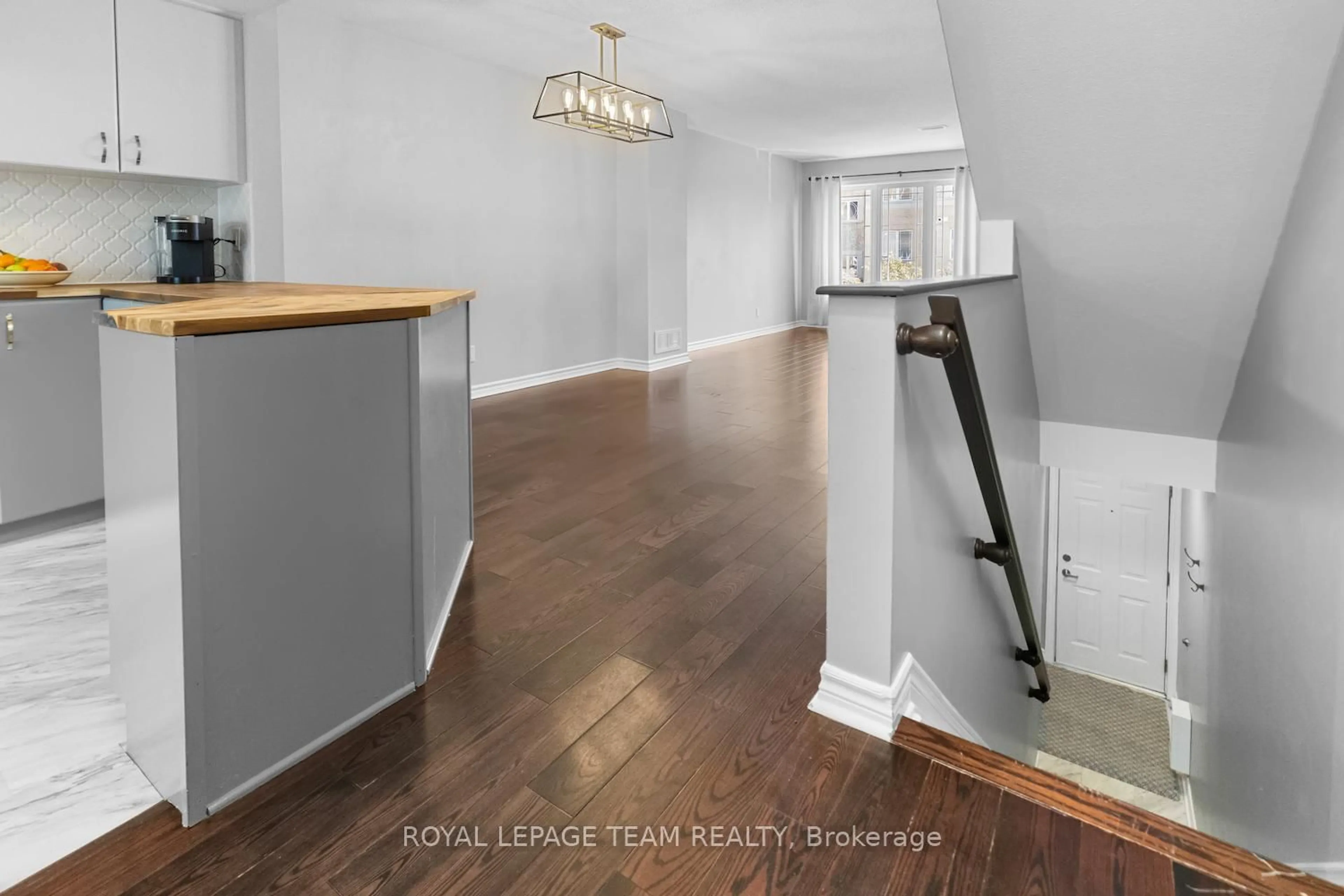 Indoor entryway for 239 Paseo Private, Ottawa Ontario K2G 4N5