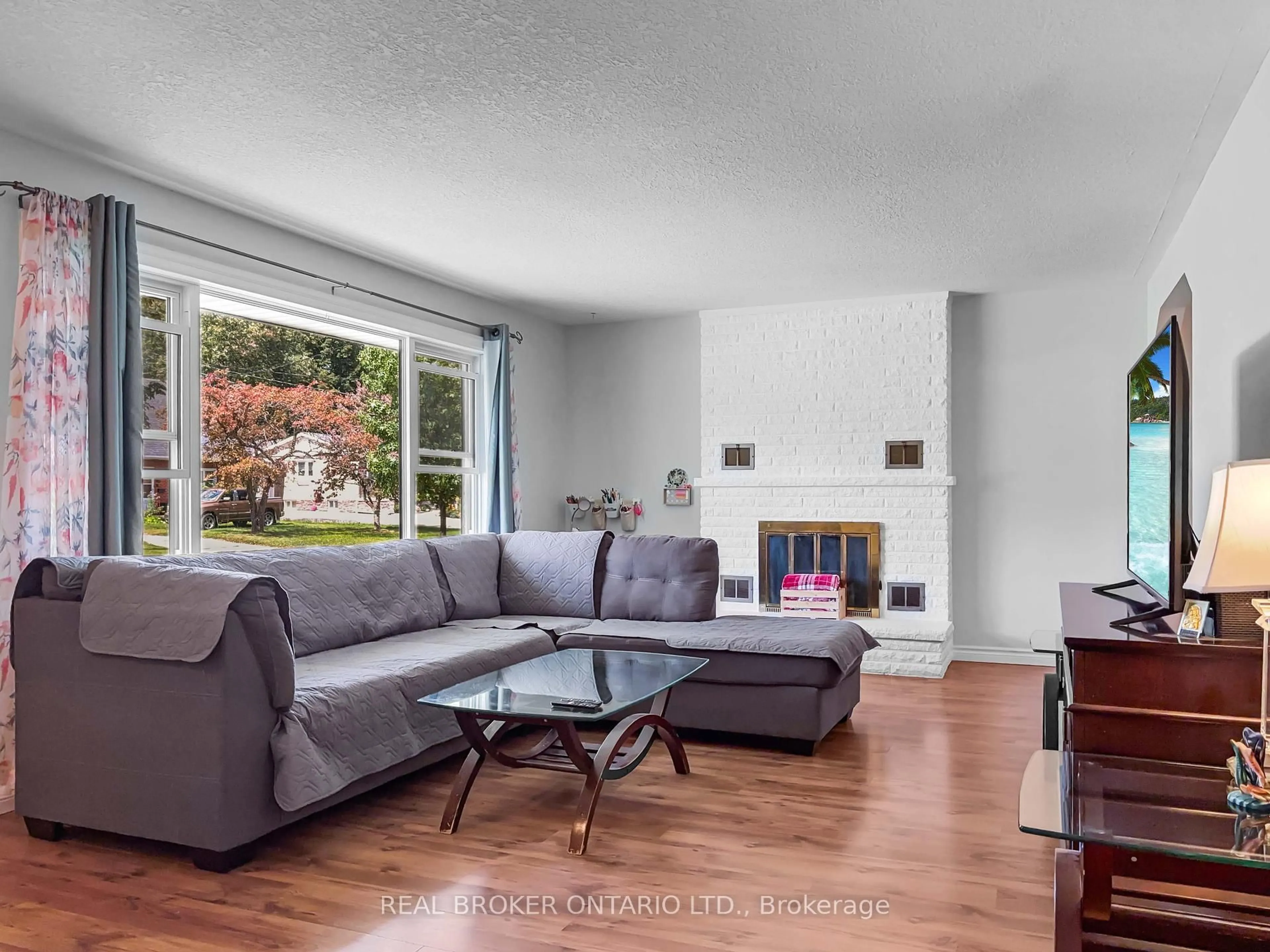 Living room with furniture, unknown for 21 Richard Ave, Haldimand Ontario N3Y 3J1
