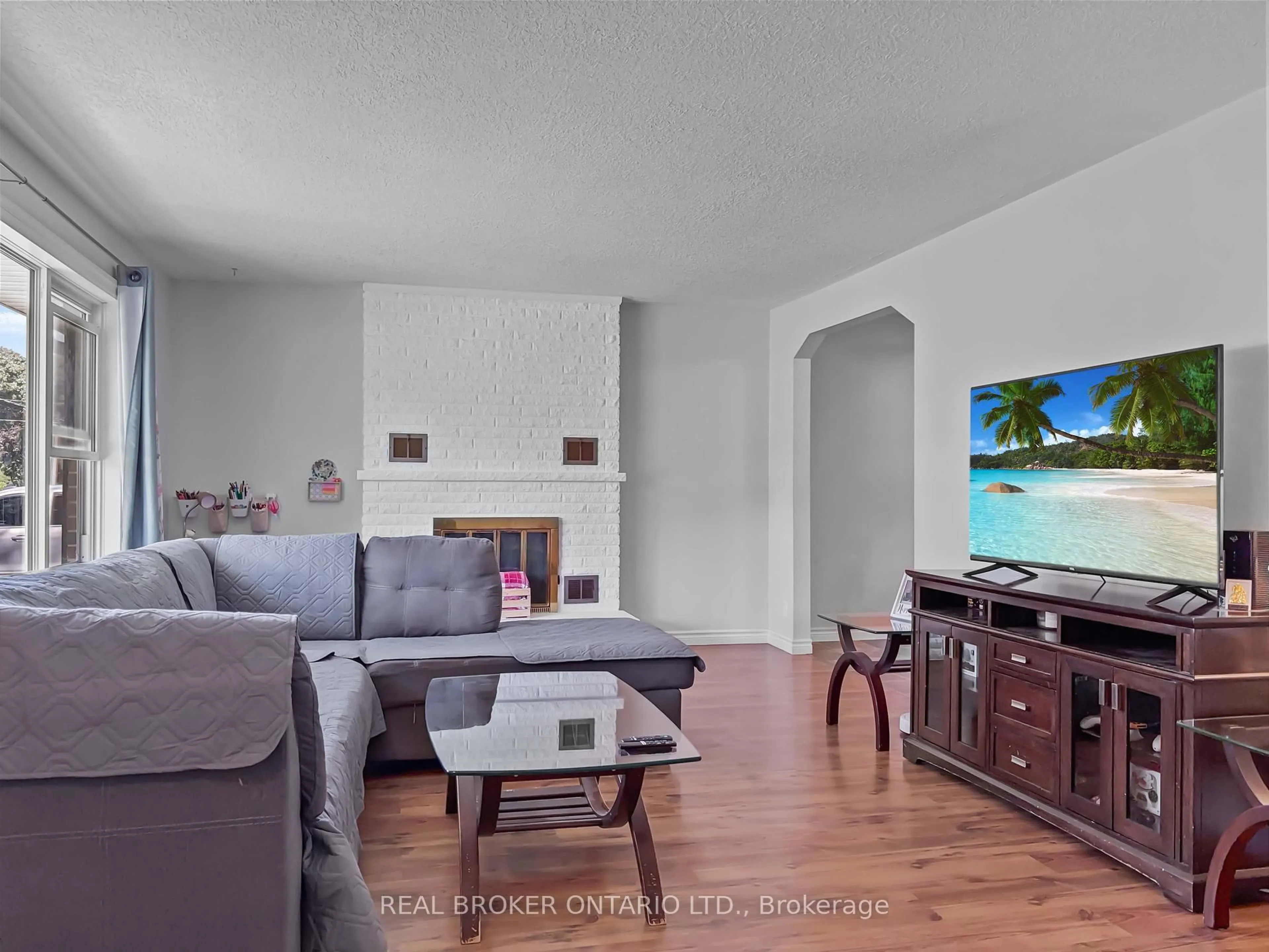 Living room with furniture, unknown for 21 Richard Ave, Haldimand Ontario N3Y 3J1