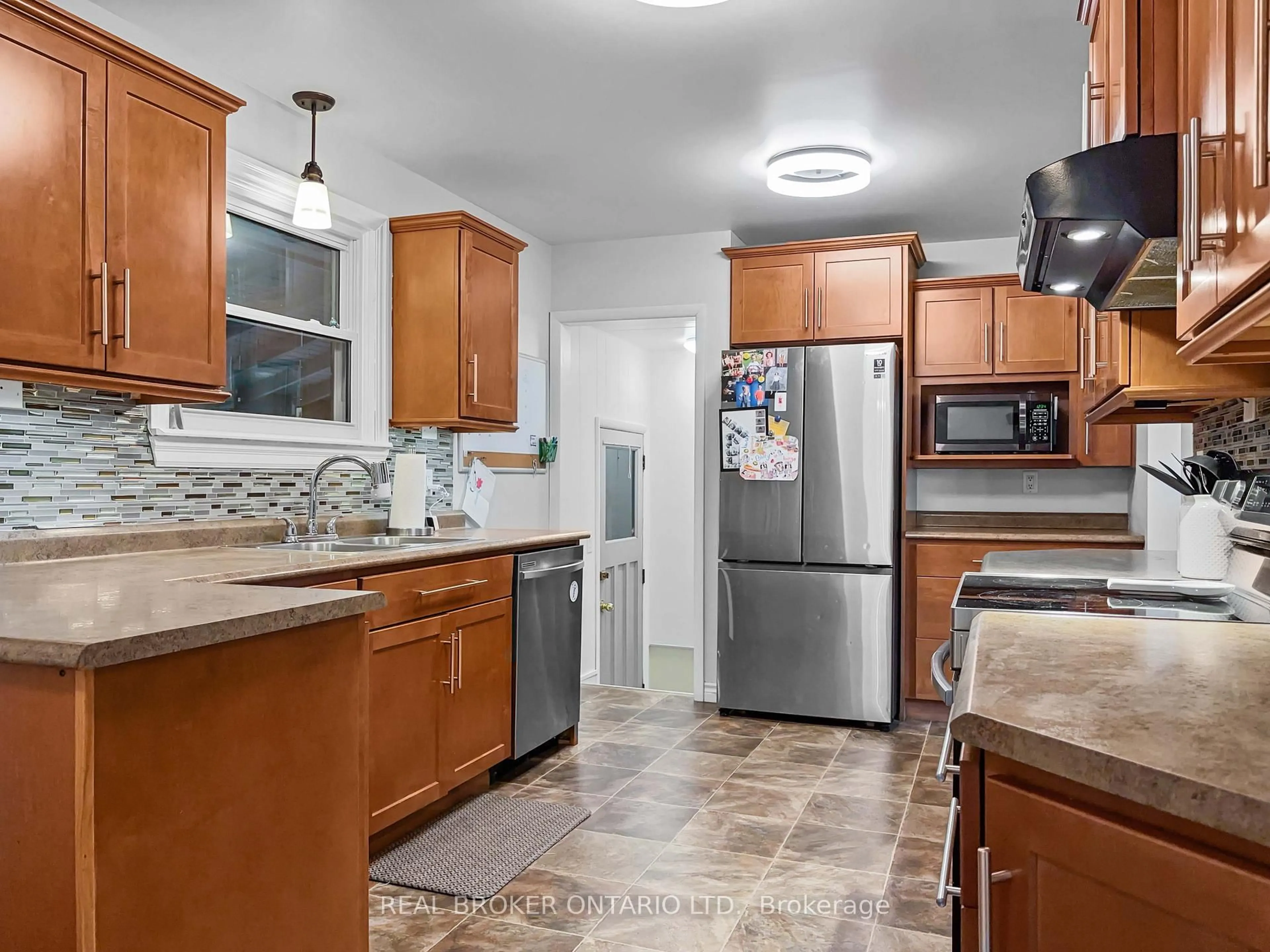 Standard kitchen, ceramic/tile floor for 21 Richard Ave, Haldimand Ontario N3Y 3J1