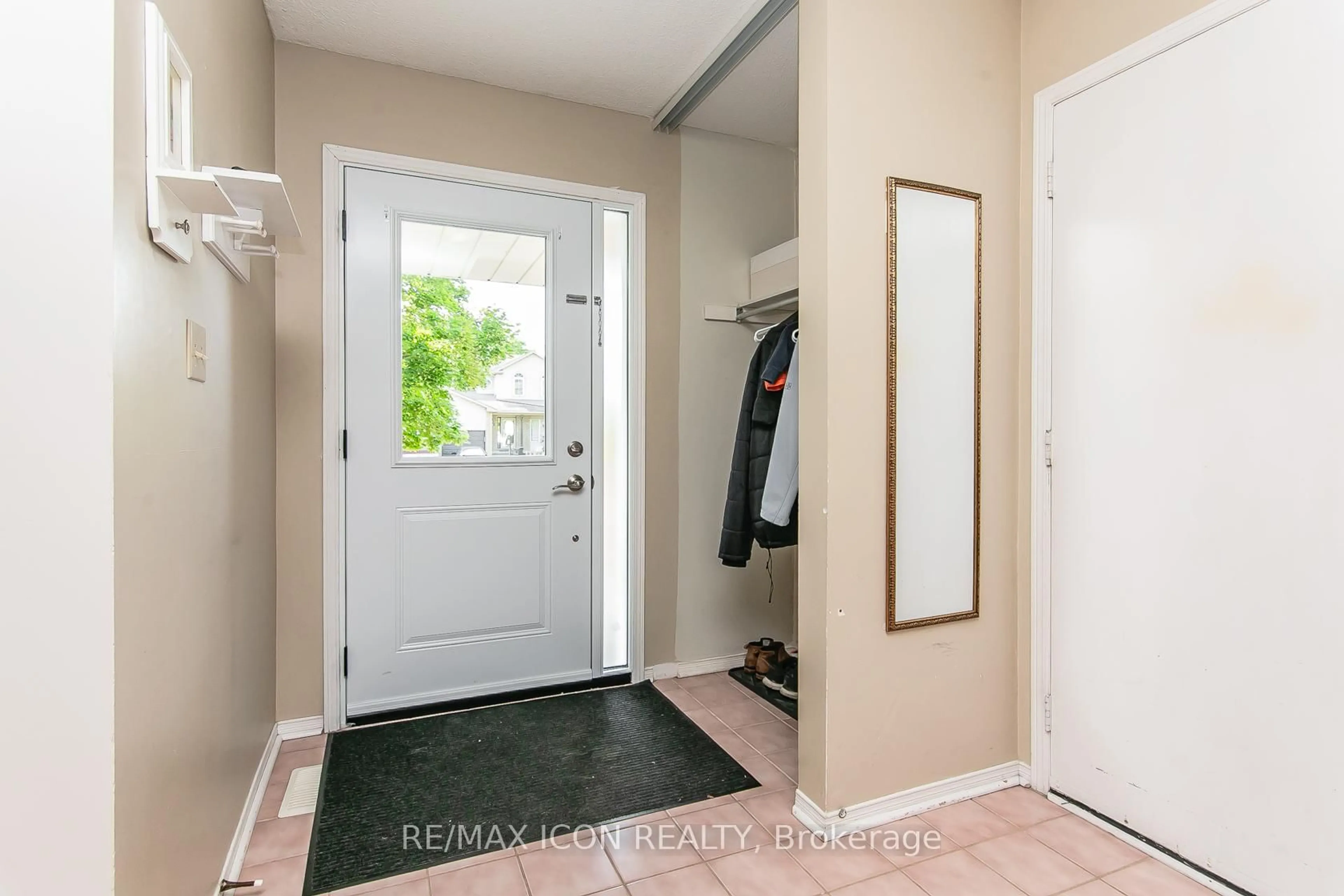 Indoor entryway for 210 Philip Crt, Centre Wellington Ontario N1M 3M9