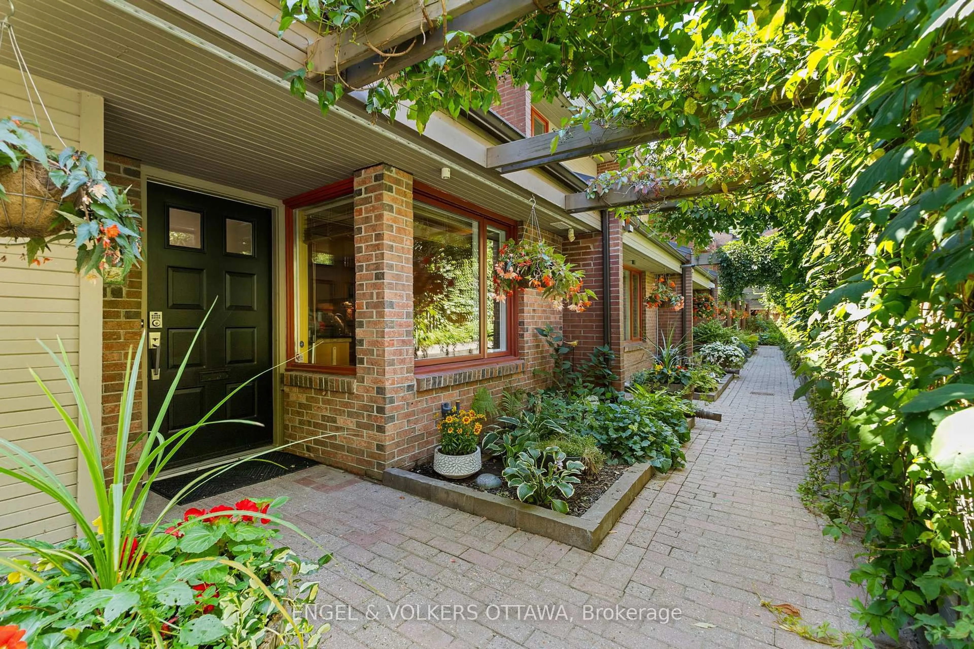 Patio, street for 125 Springfield Rd #1, Ottawa Ontario K1M 1C5