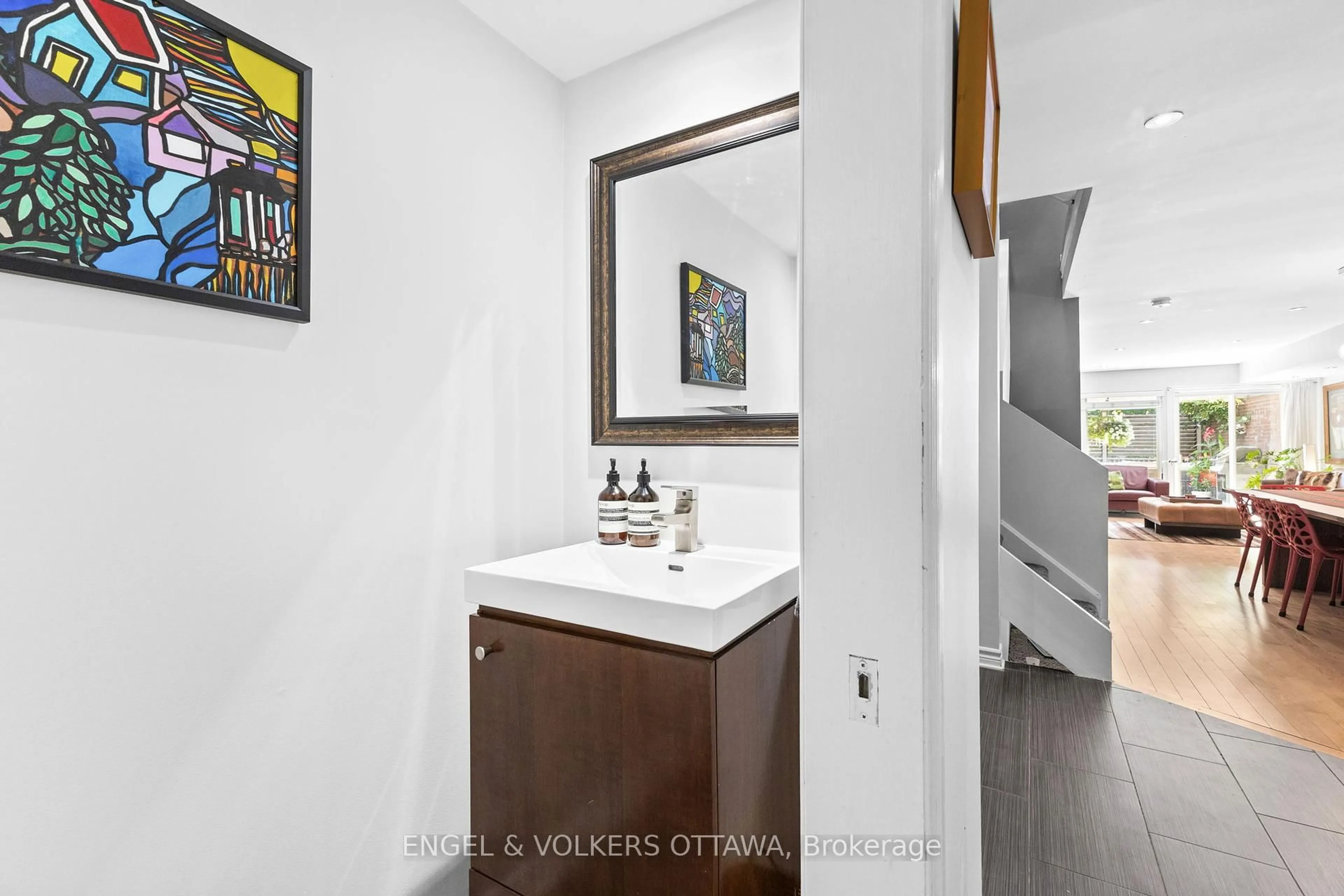 Standard bathroom, ceramic/tile floor for 125 Springfield Rd #1, Ottawa Ontario K1M 1C5