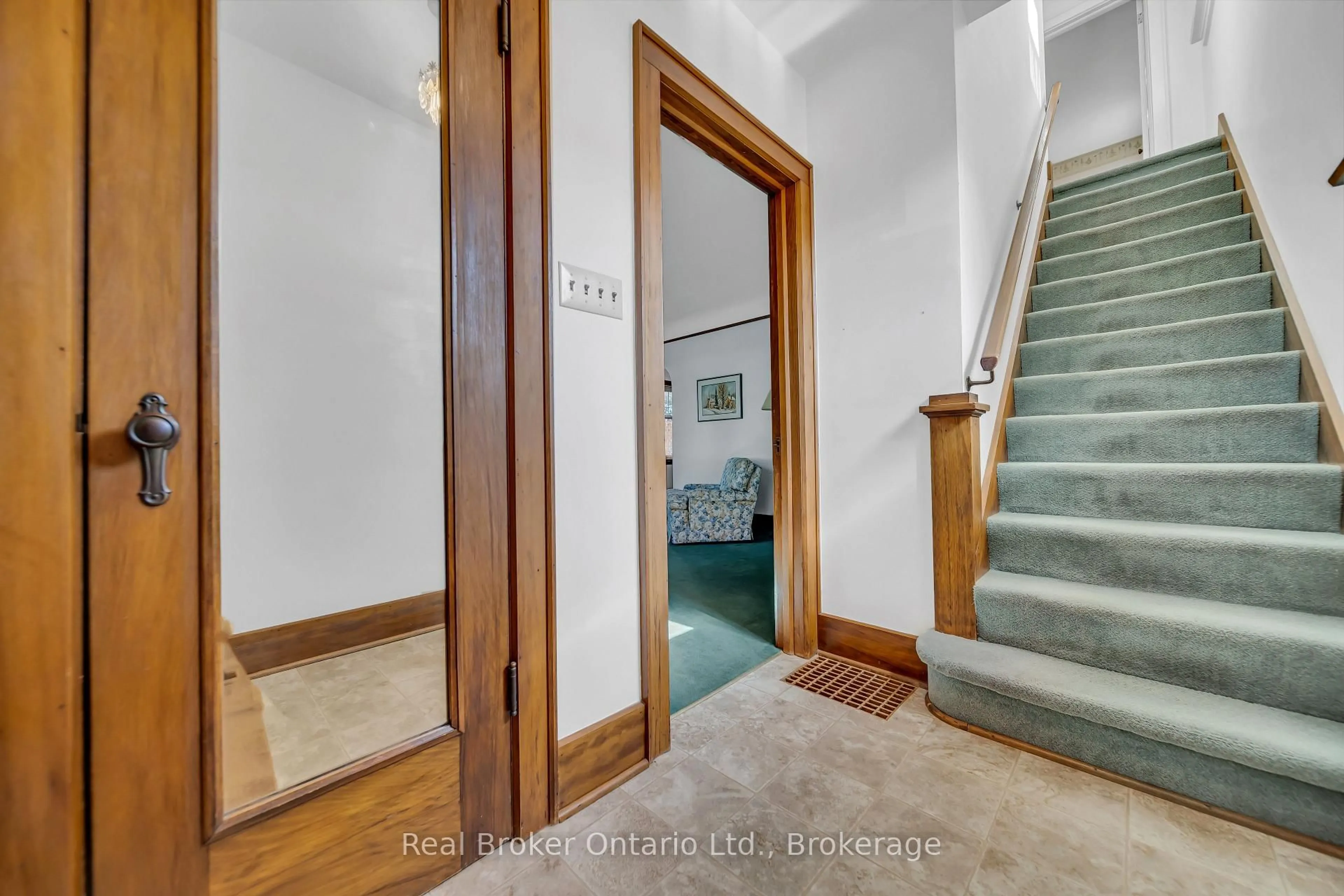 Unknown for 8 Mary St, Kitchener Ontario N2H 3R1
