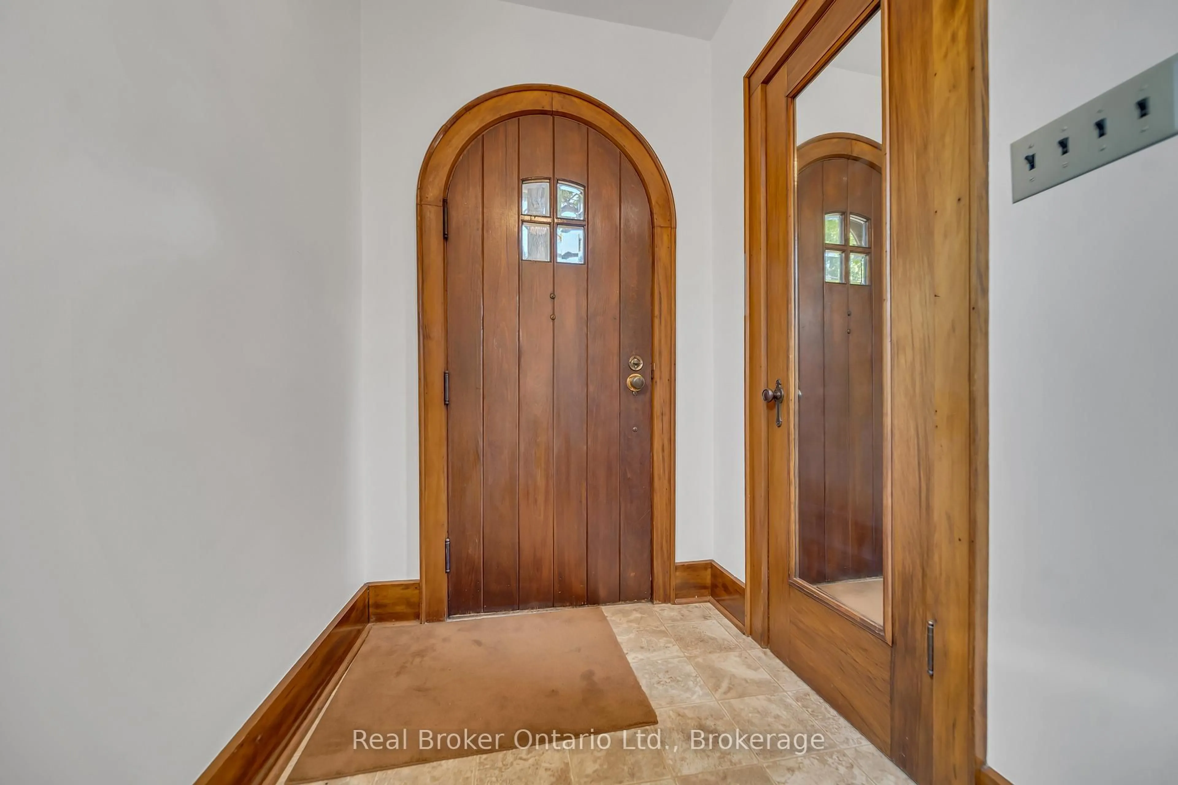 Indoor entryway for 8 Mary St, Kitchener Ontario N2H 3R1