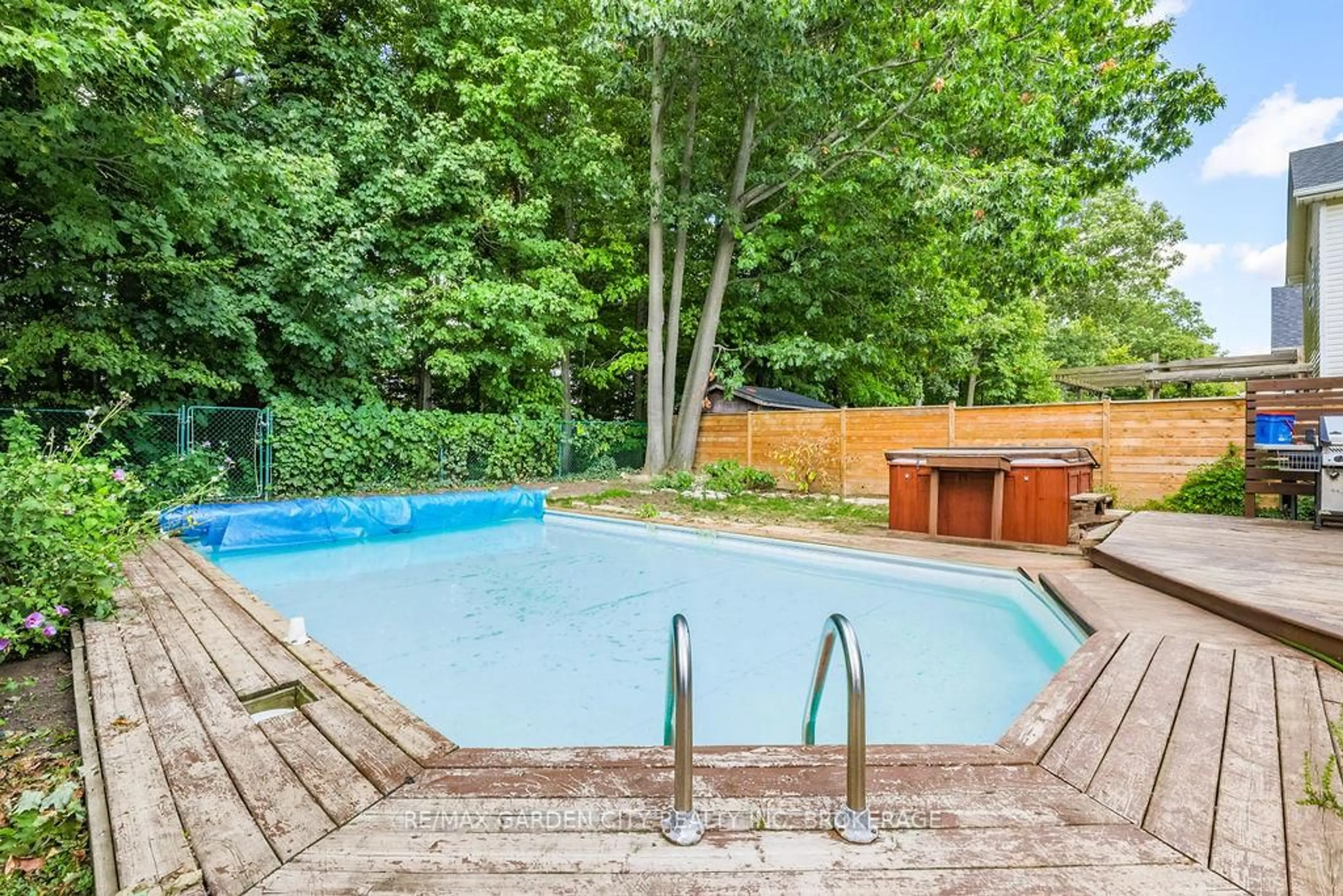 Pool for 48 Morgan Dr, Haldimand Ontario N3W 1H7