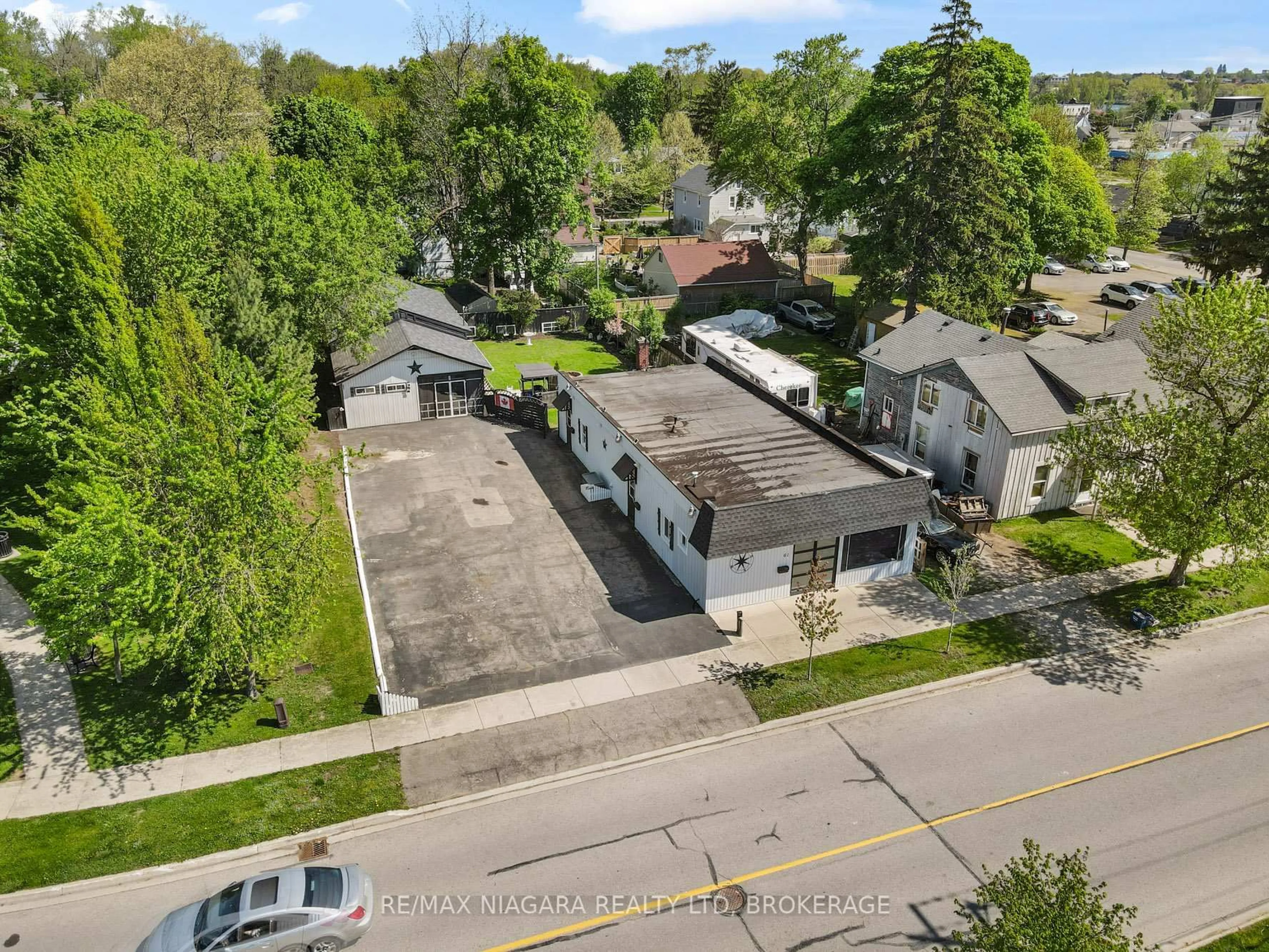 A pic from outside/outdoor area/front of a property/back of a property/a pic from drone, street for 61 Queen St, Fort Erie Ontario L2A 1T7
