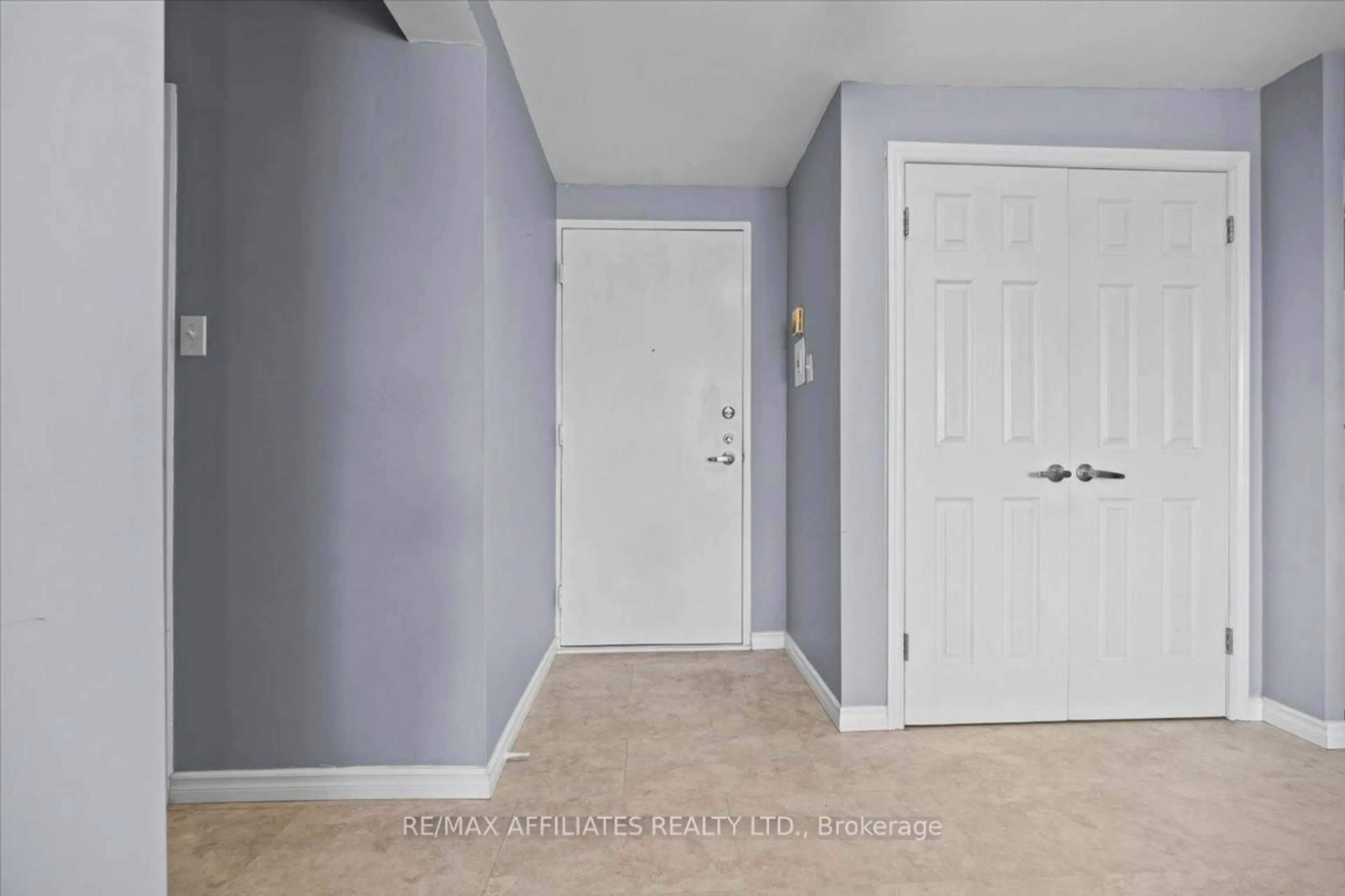 Indoor entryway for 915 Elmsmere Rd #113, Ottawa Ontario K1J 8H8