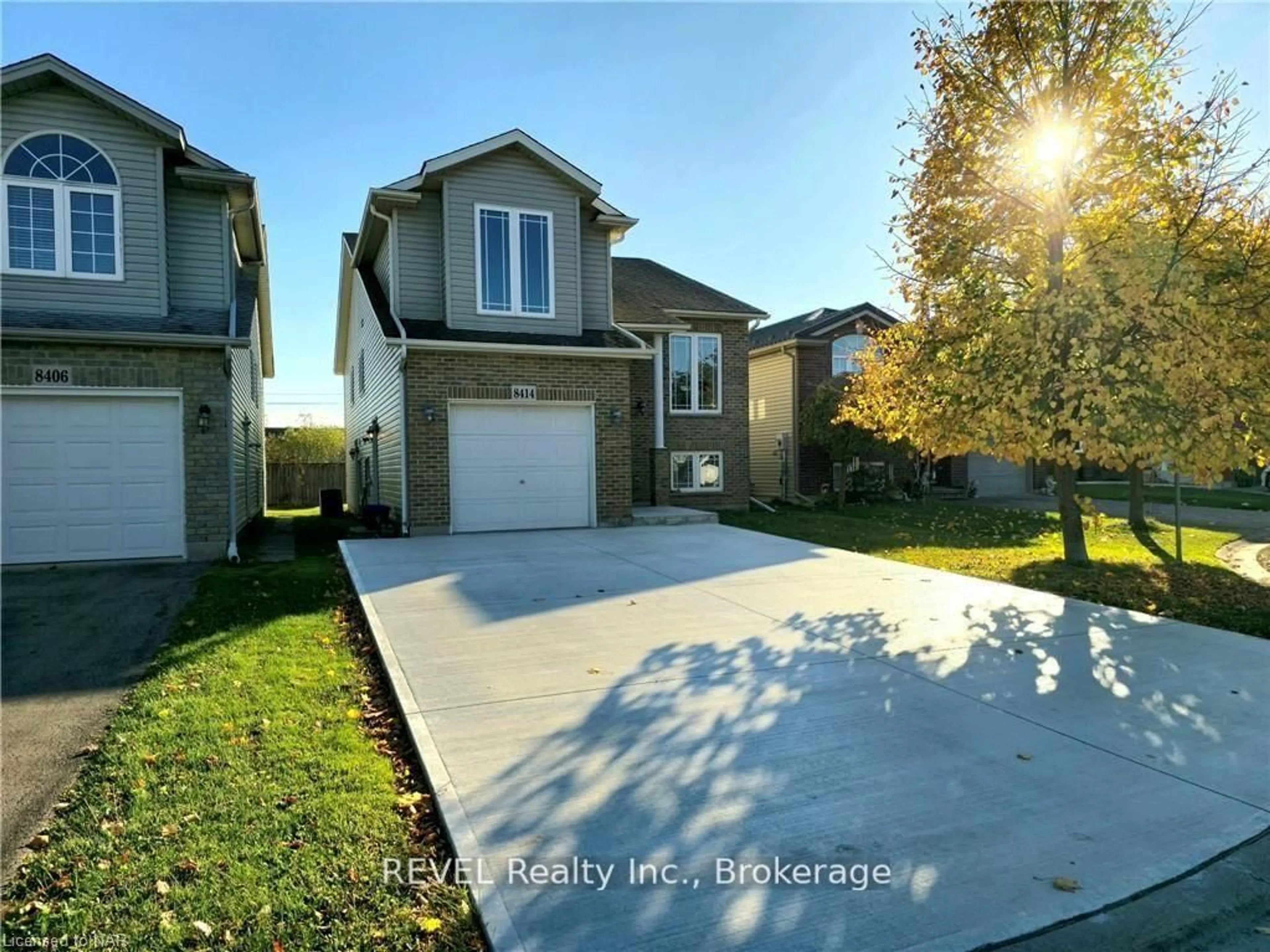 A pic from outside/outdoor area/front of a property/back of a property/a pic from drone, street for 8414 ATACK Crt, Niagara Falls Ontario L2H 3N4