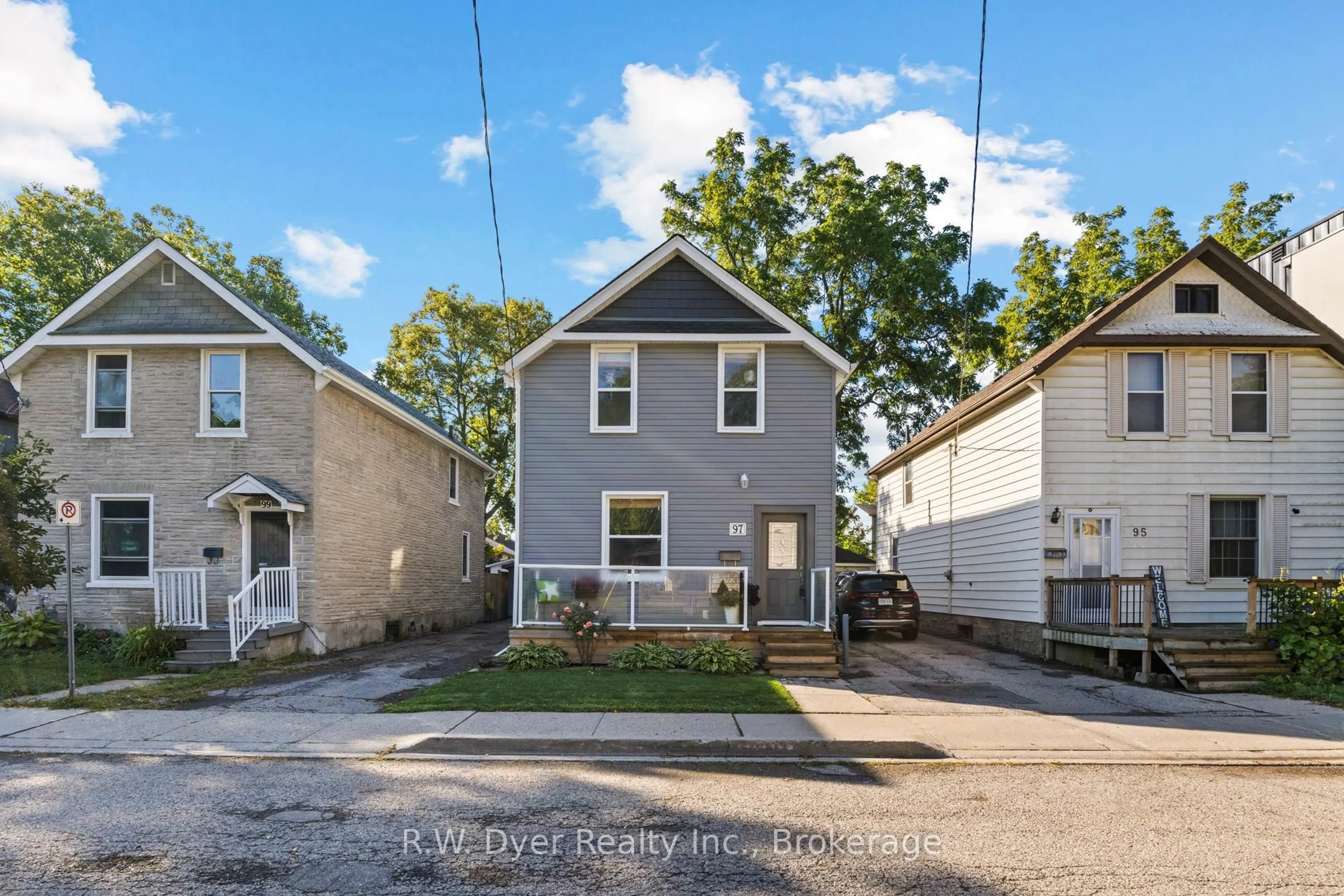 A pic from outside/outdoor area/front of a property/back of a property/a pic from drone, street for 97 Oak St, Cambridge Ontario N1R 4L3