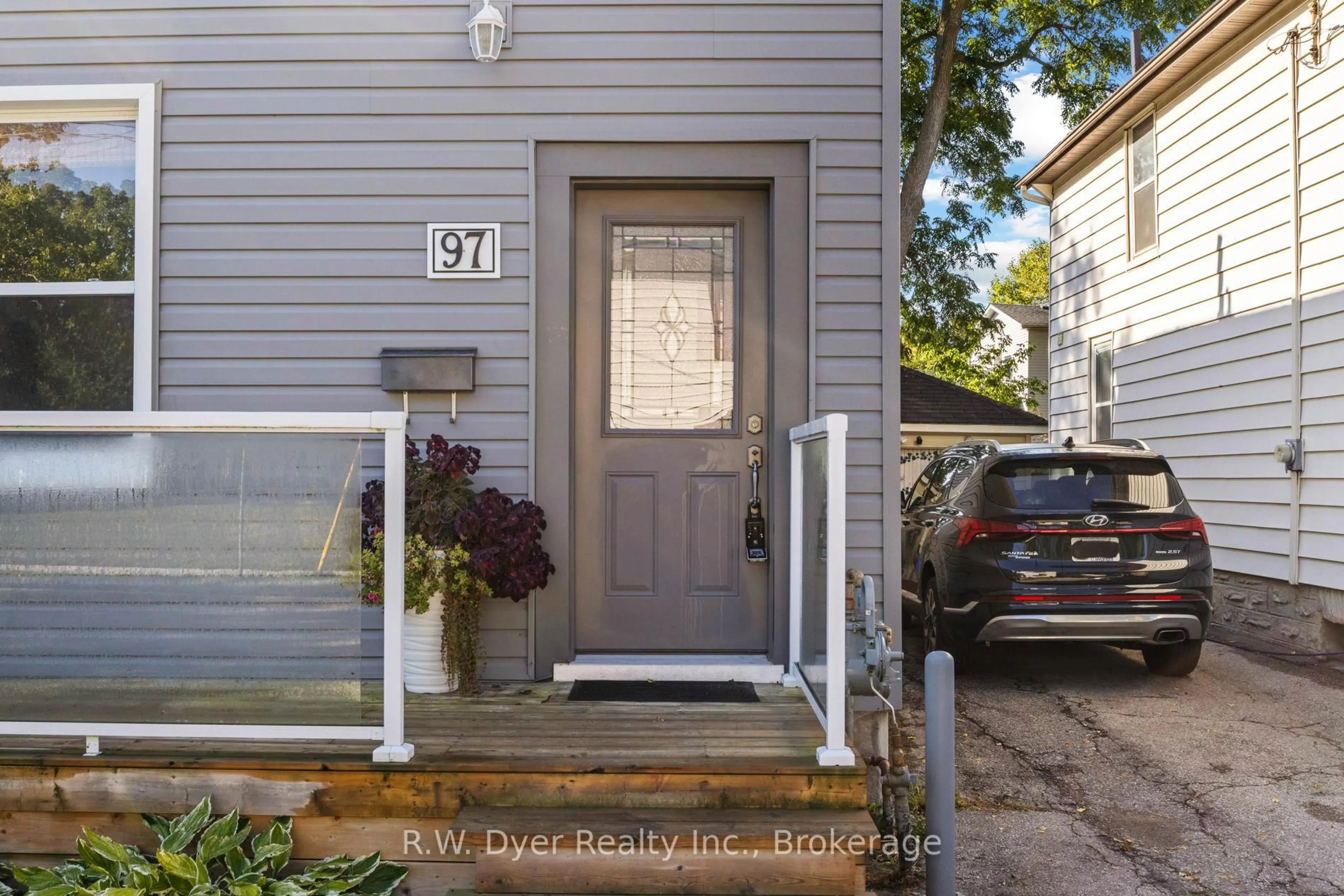 Indoor entryway for 97 Oak St, Cambridge Ontario N1R 4L3