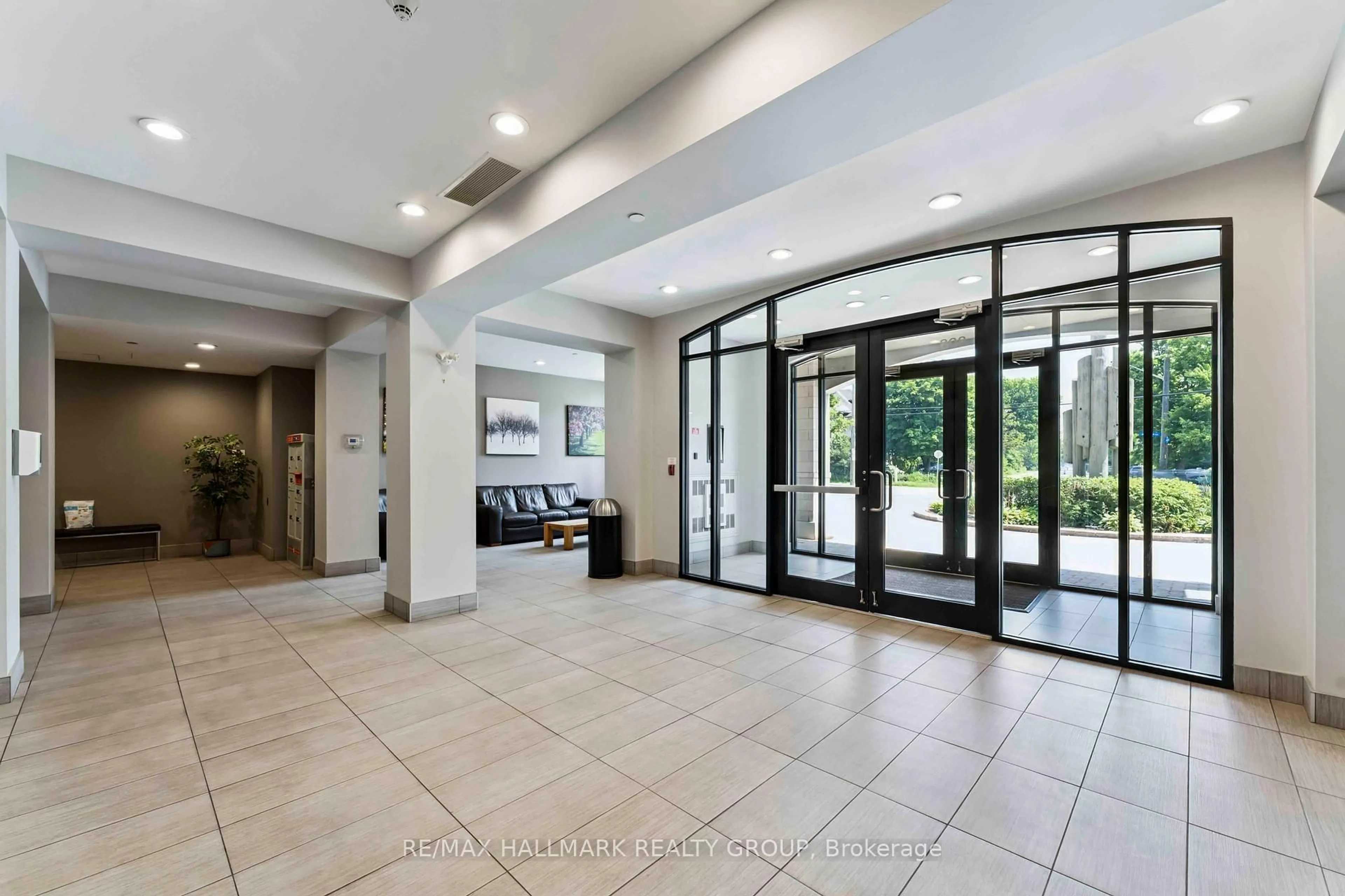 Indoor foyer for 808 Bronson Ave #316, Ottawa Ontario K1S 5A4