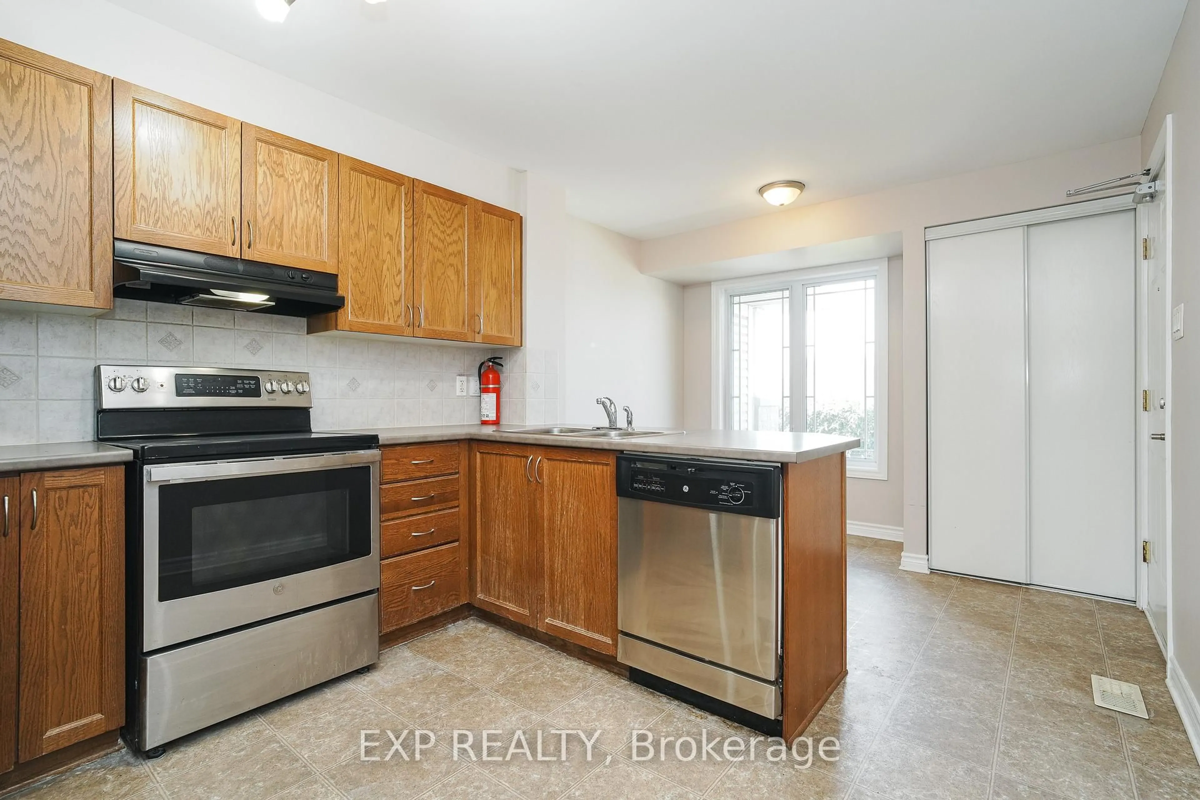 Standard kitchen, ceramic/tile floor for 620 Lakeridge Dr, Ottawa Ontario K4A 0H4