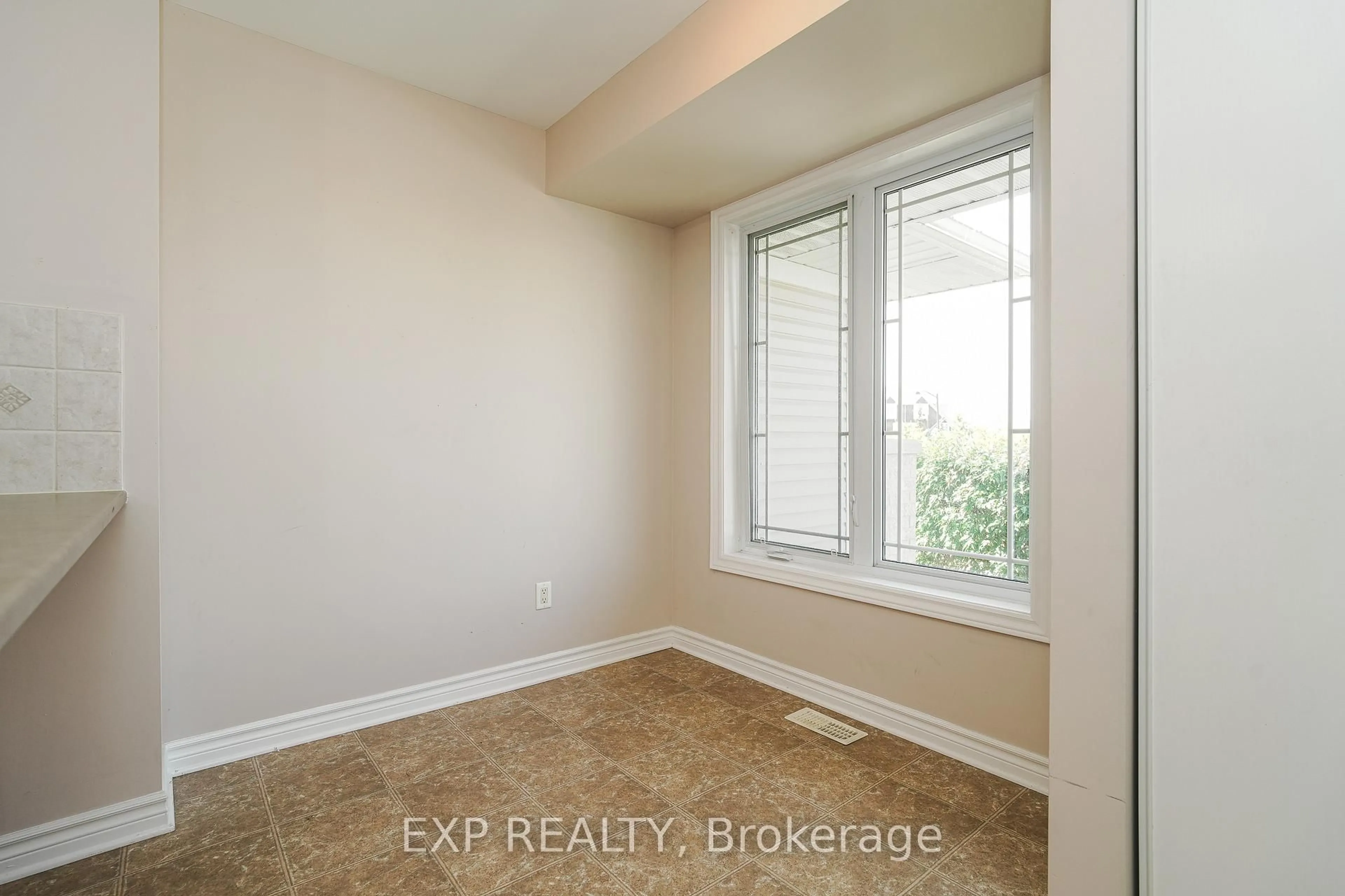 A pic of a room for 620 Lakeridge Dr, Ottawa Ontario K4A 0H4
