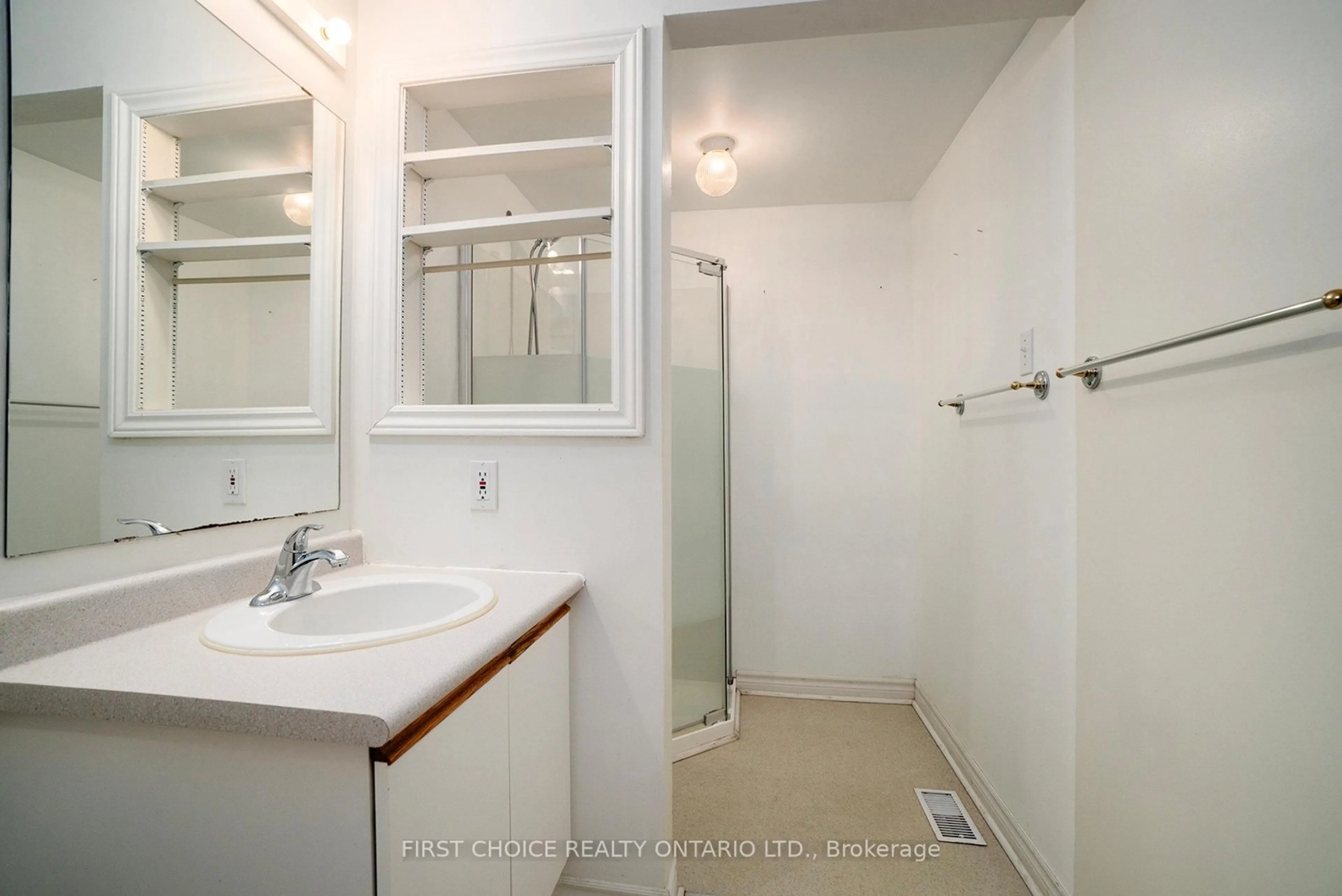 Standard bathroom, ceramic/tile floor for 15 Drayton Private, Ottawa Ontario K1K 4R1