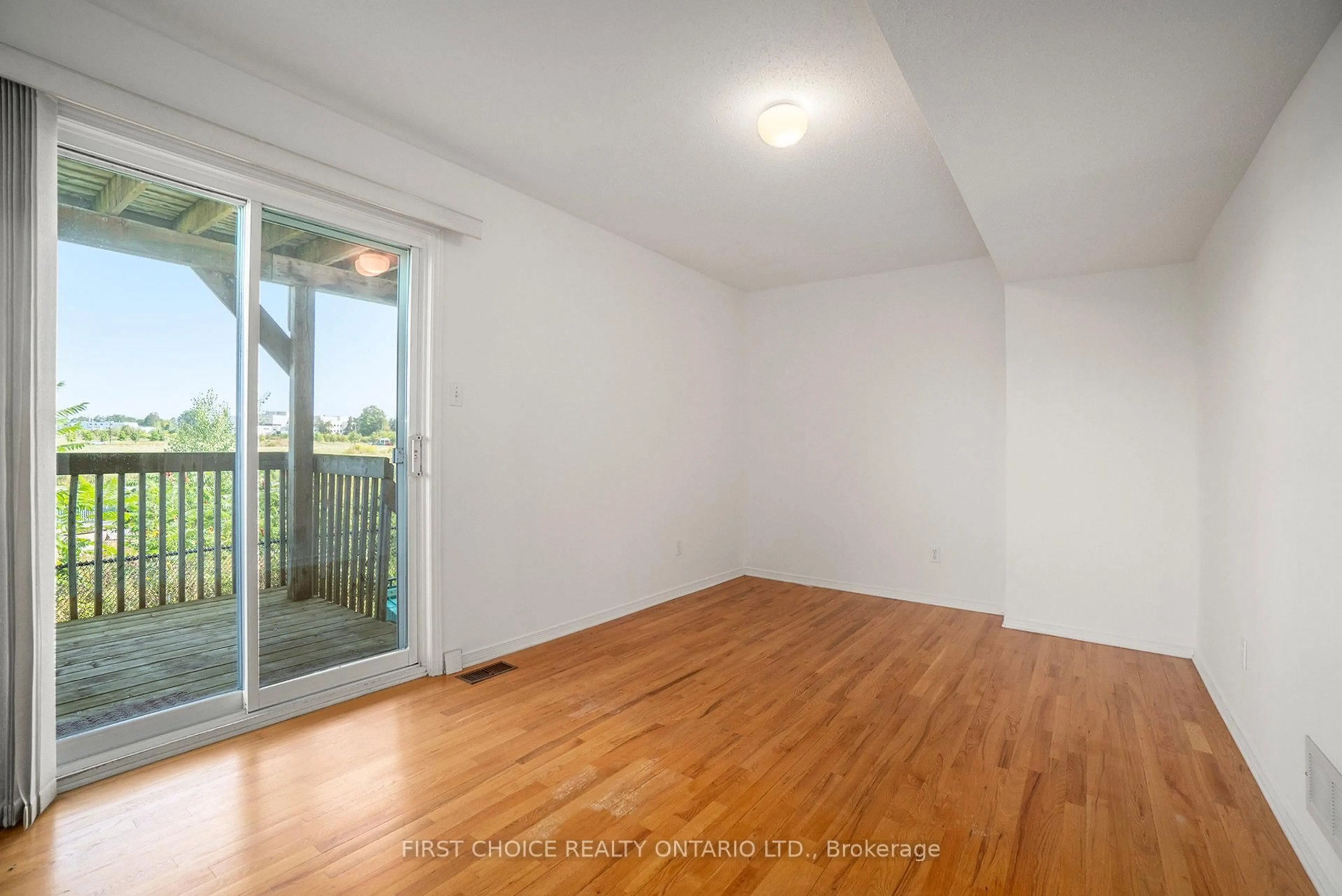 A pic of a room for 15 Drayton Private, Ottawa Ontario K1K 4R1