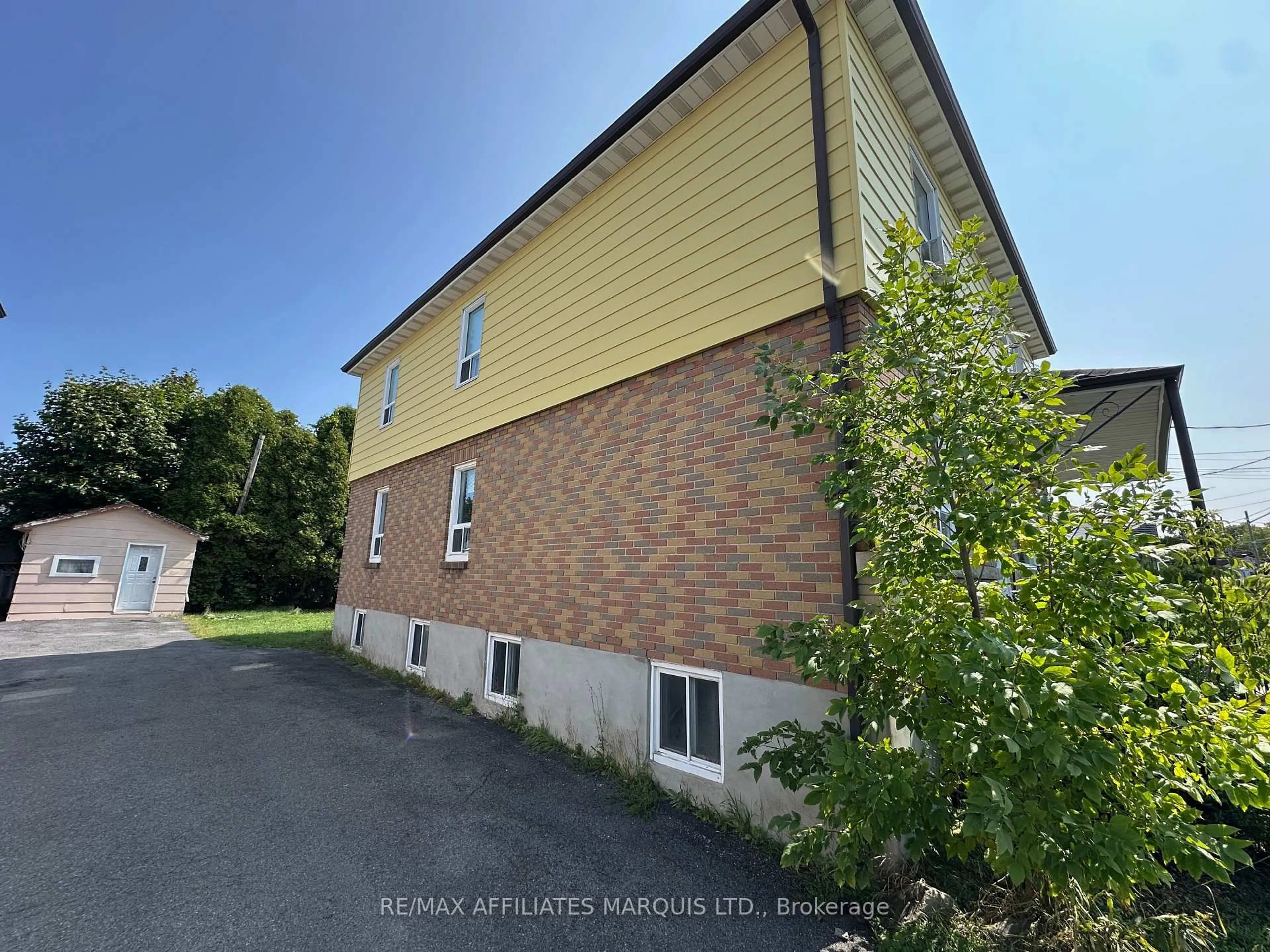 A pic from outside/outdoor area/front of a property/back of a property/a pic from drone, building for 516-518 Alice St, Cornwall Ontario K6H 4S5