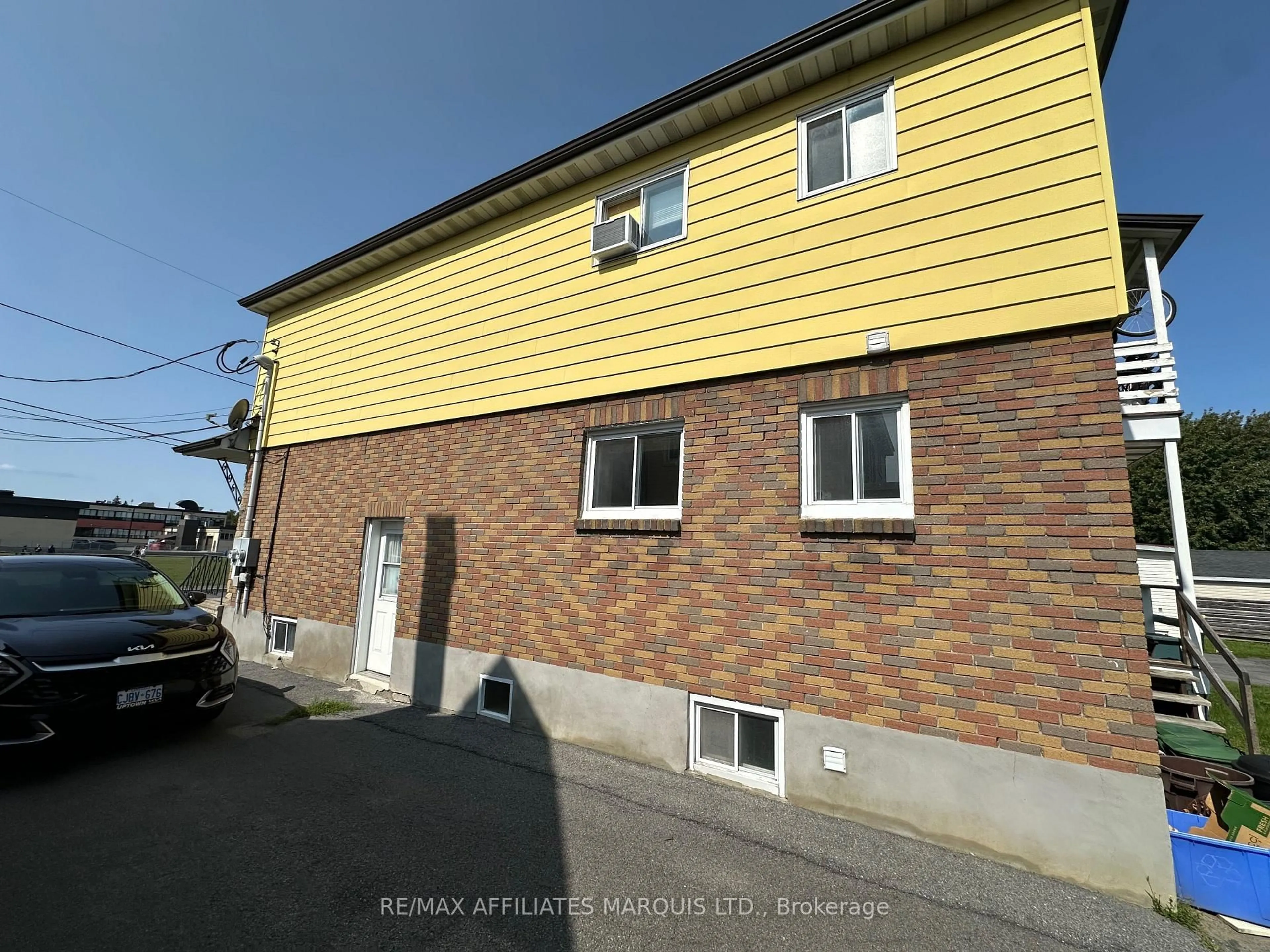 A pic from outside/outdoor area/front of a property/back of a property/a pic from drone, street for 516-518 Alice St, Cornwall Ontario K6H 4S5