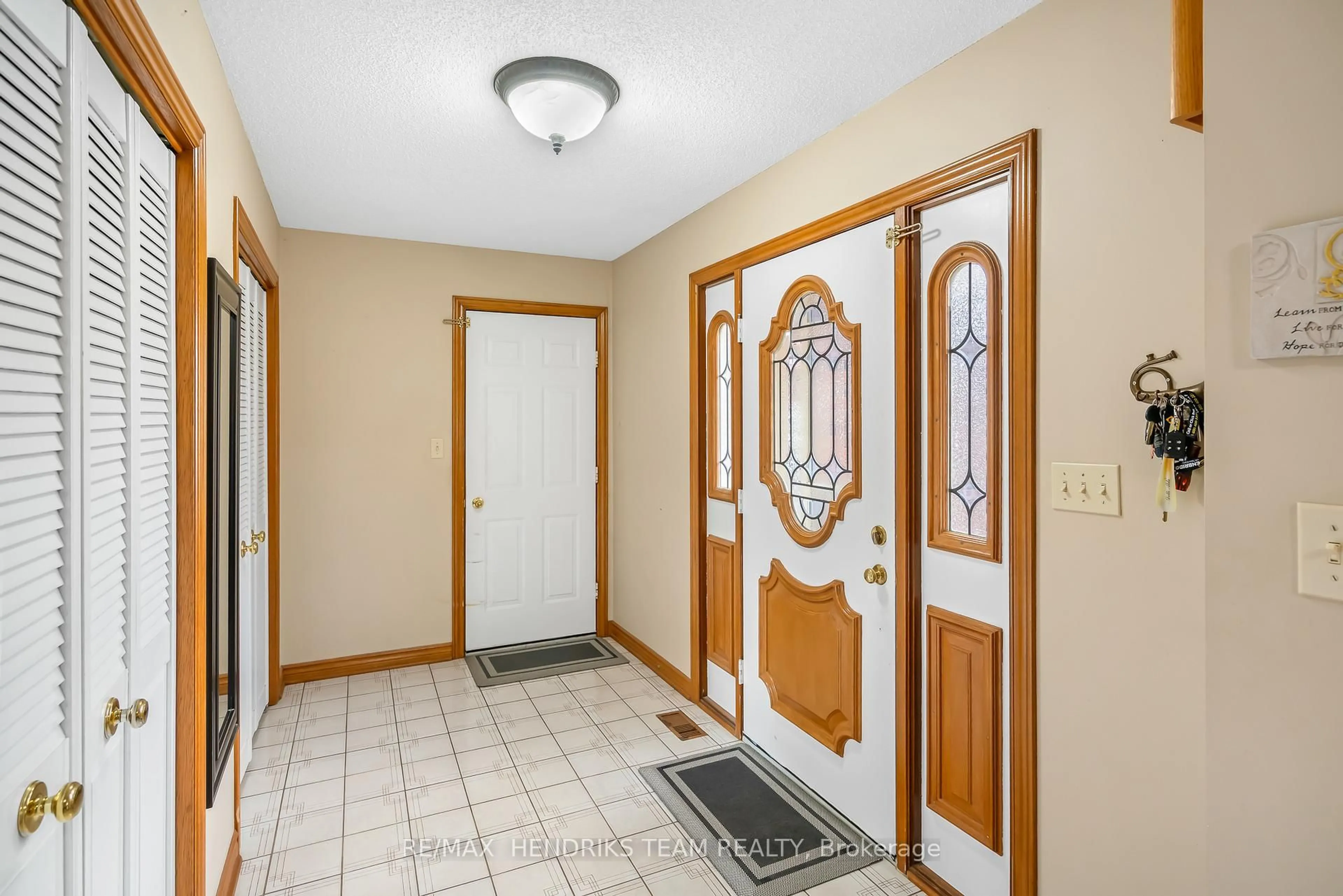 Indoor entryway for 3688 Cardinal Dr, Niagara Falls Ontario L2H 2Y1