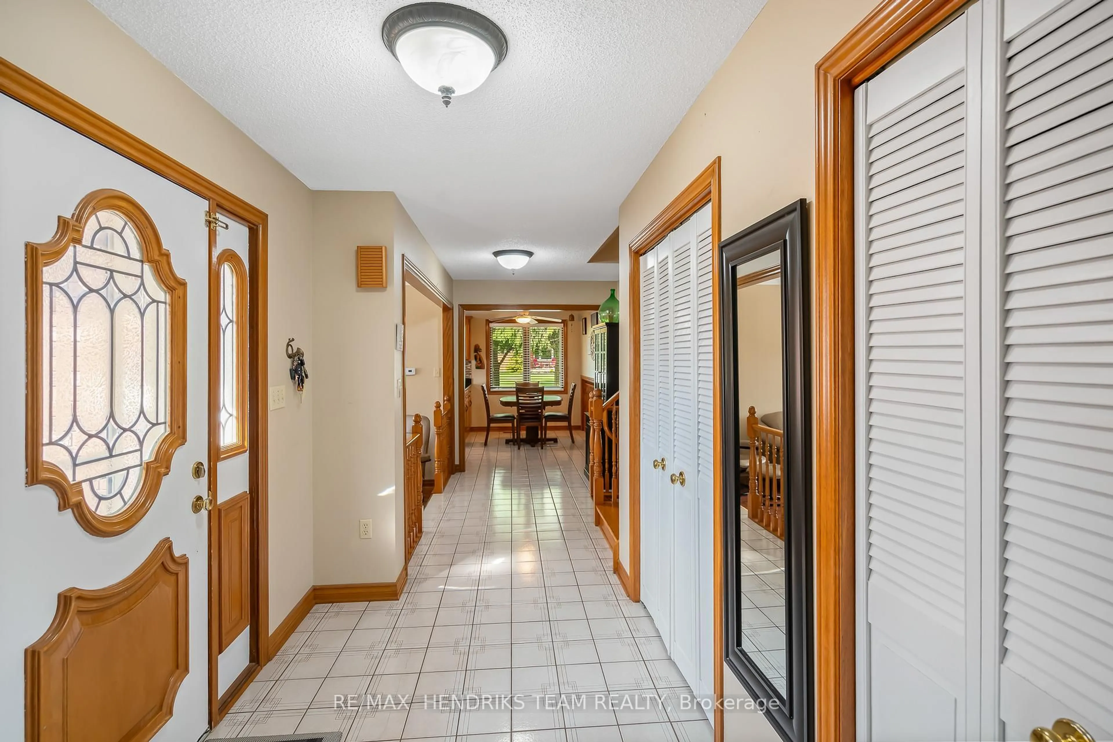 Indoor foyer for 3688 Cardinal Dr, Niagara Falls Ontario L2H 2Y1