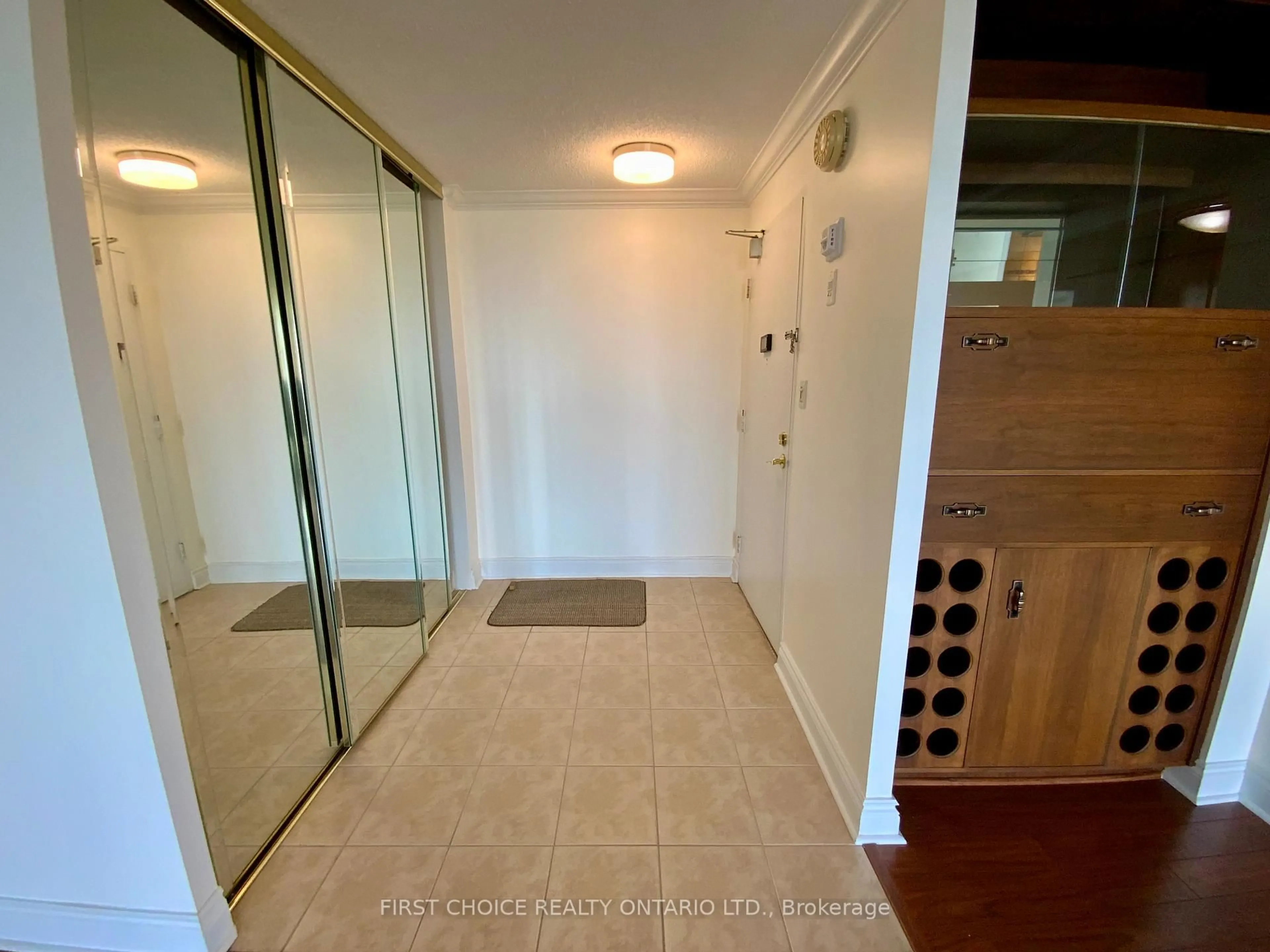 Indoor entryway for 665 Bathgate Dr #1708, Ottawa Ontario K1K 3Y4