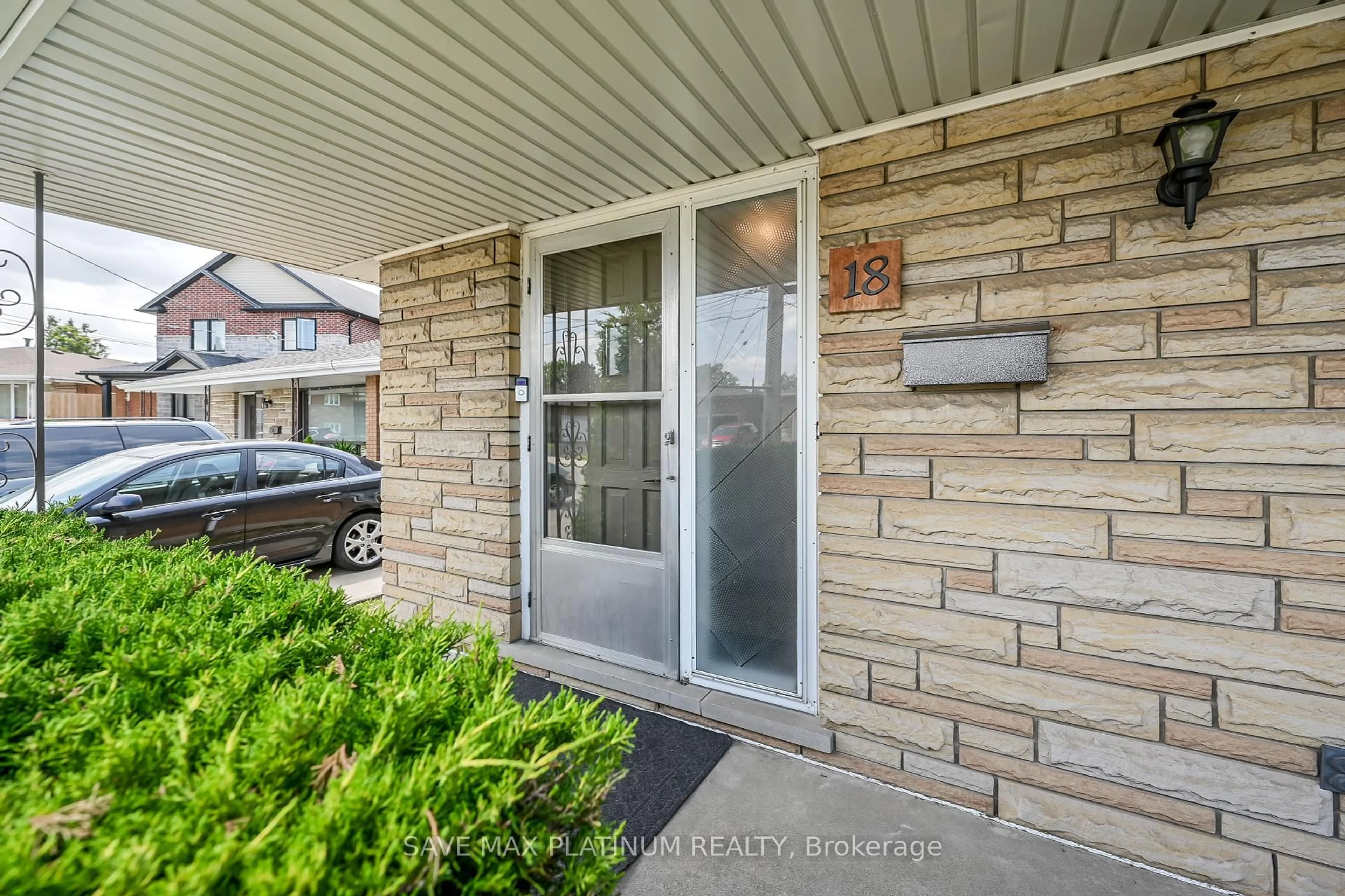 Indoor entryway for 18 Gardenia Crt, Hamilton Ontario L8K 3X6