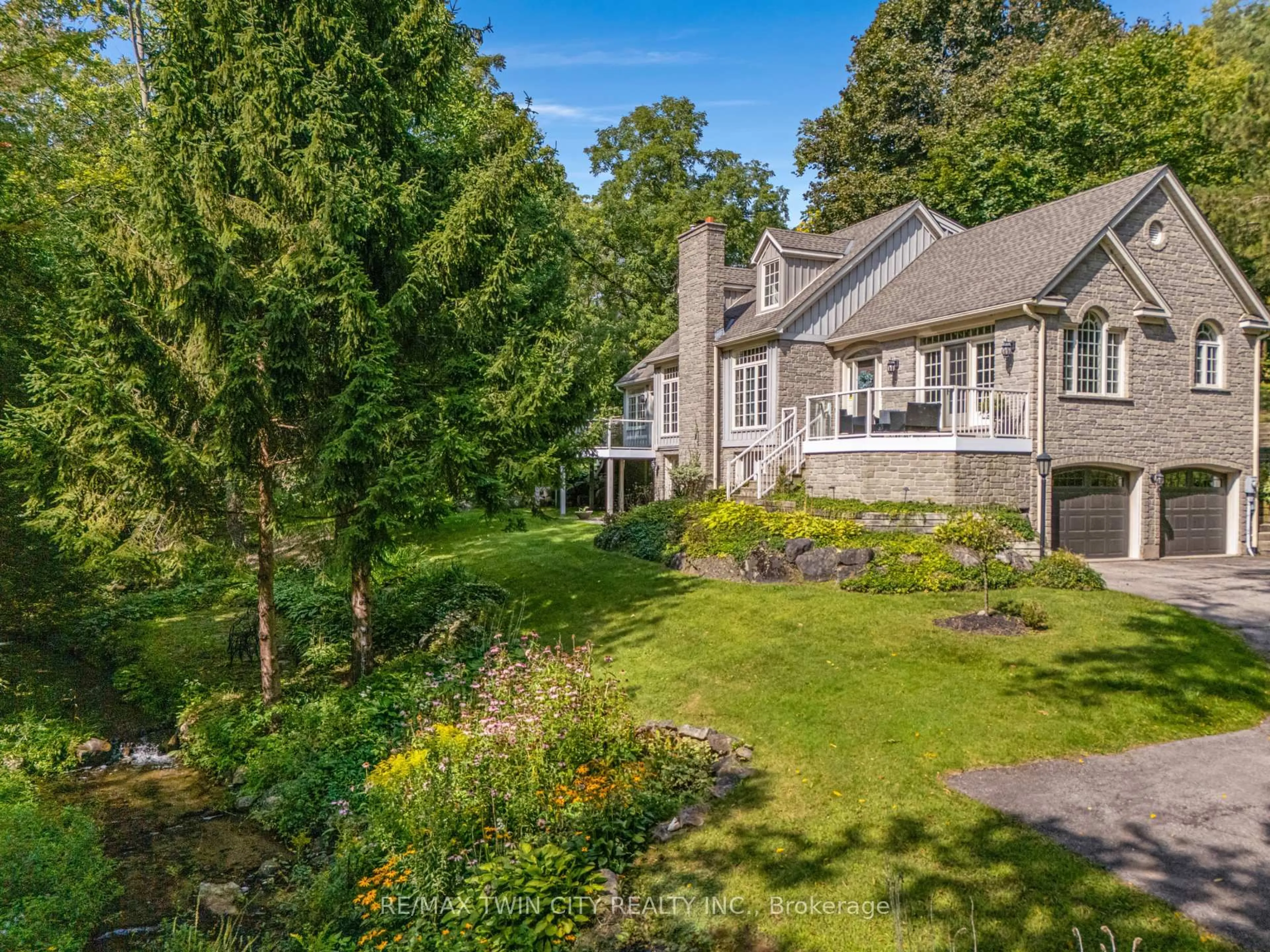 A pic from outside/outdoor area/front of a property/back of a property/a pic from drone, unknown for 1298 WEST RIVER Rd, Cambridge Ontario N1R 5S5
