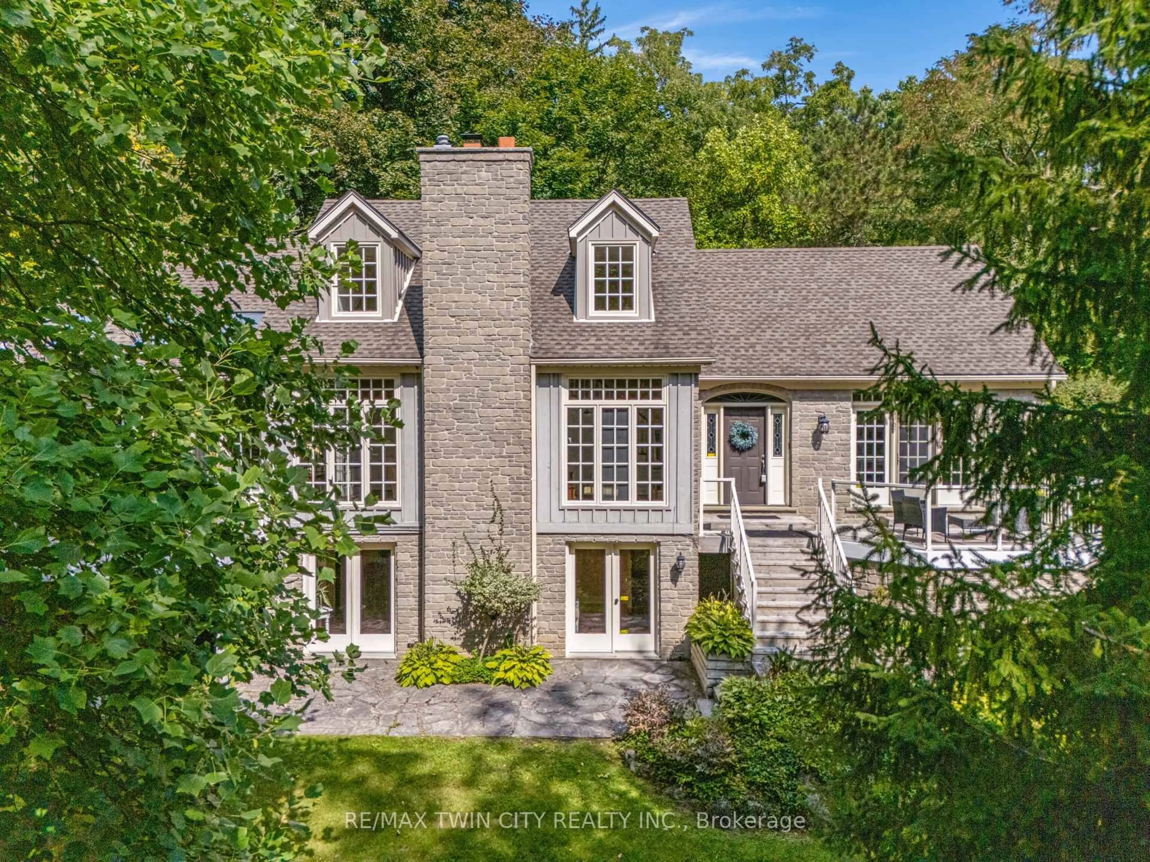 A pic from outside/outdoor area/front of a property/back of a property/a pic from drone, unknown for 1298 WEST RIVER Rd, Cambridge Ontario N1R 5S5