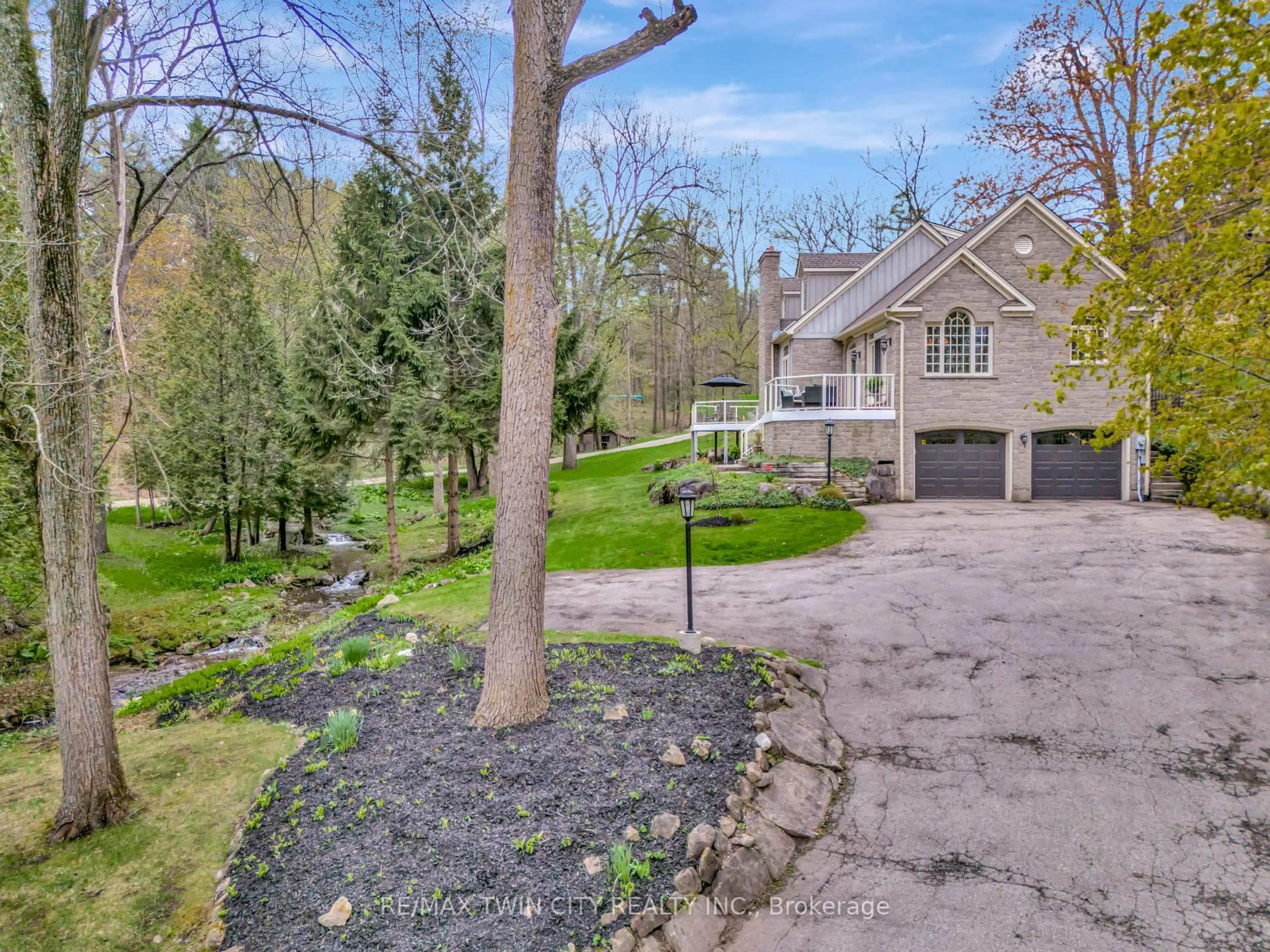 A pic from outside/outdoor area/front of a property/back of a property/a pic from drone, unknown for 1298 WEST RIVER Rd, Cambridge Ontario N1R 5S5