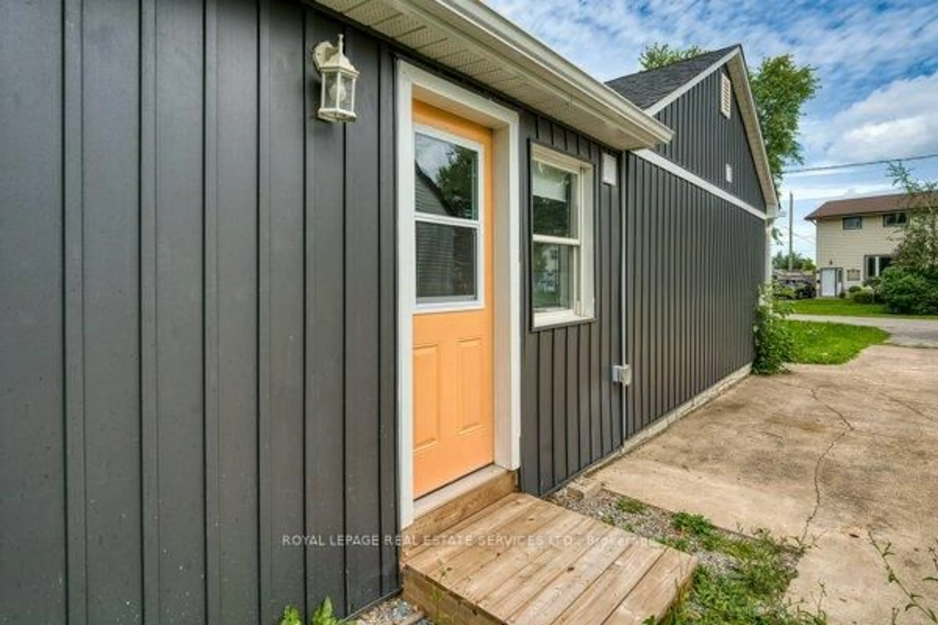 Home with vinyl exterior material, street for 17 Kirk St, St. Catharines Ontario L2S 1B8