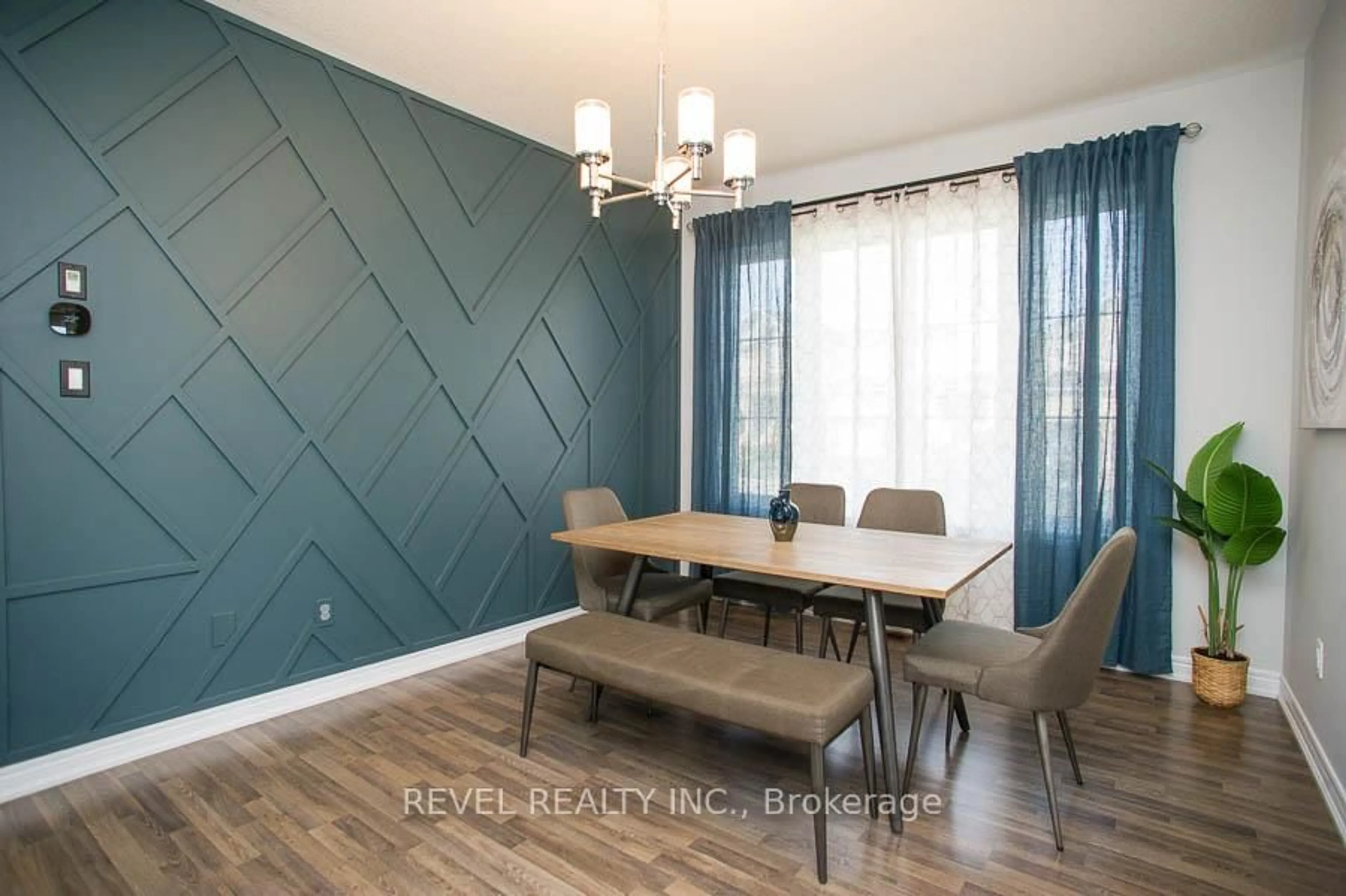 Dining room, wood/laminate floor for 2 Attlebery Cres, Brant Ontario N3L 0H9