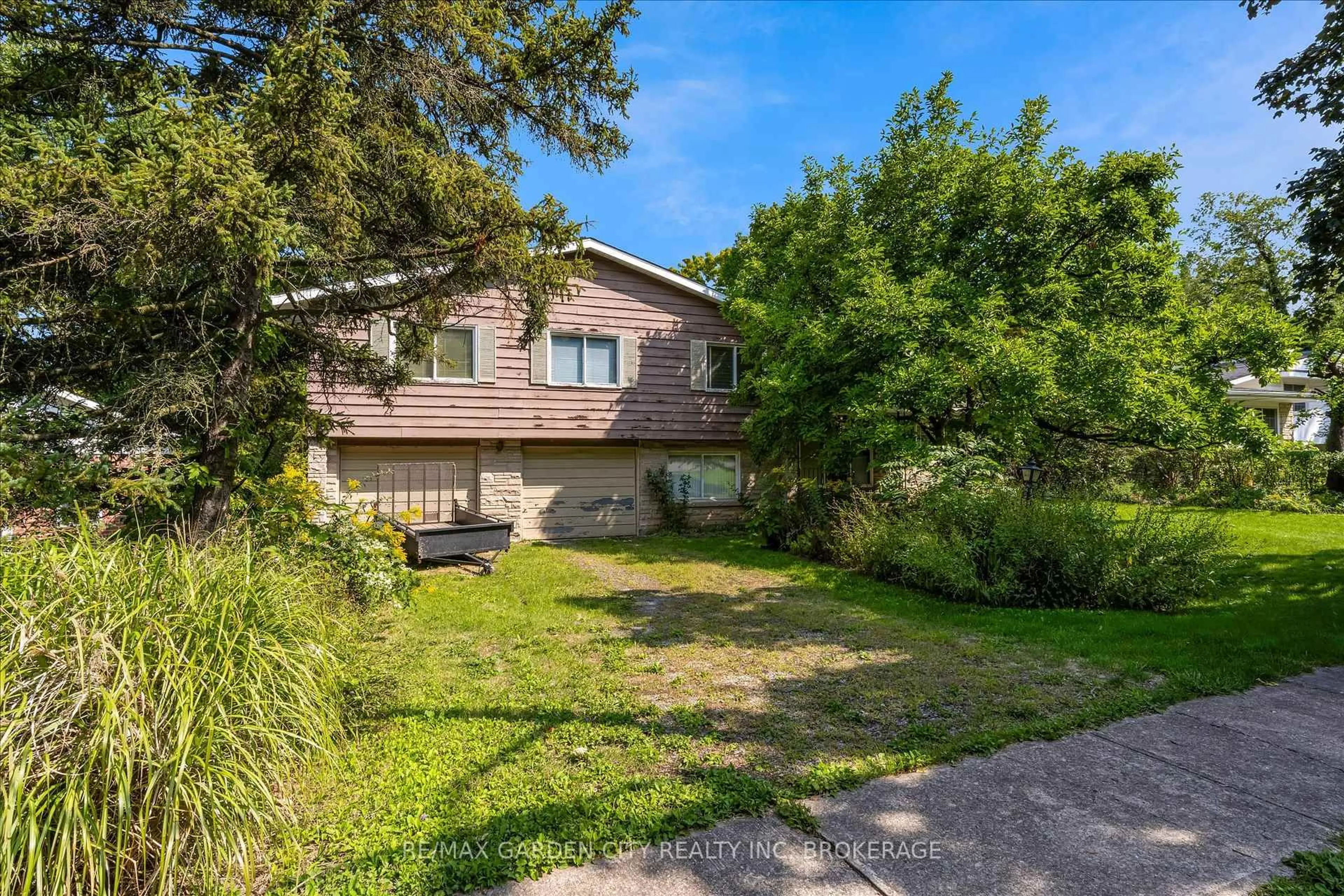 A pic from outside/outdoor area/front of a property/back of a property/a pic from drone, street for 3 ALLANDALE Dr, St. Catharines Ontario L2T 1V9