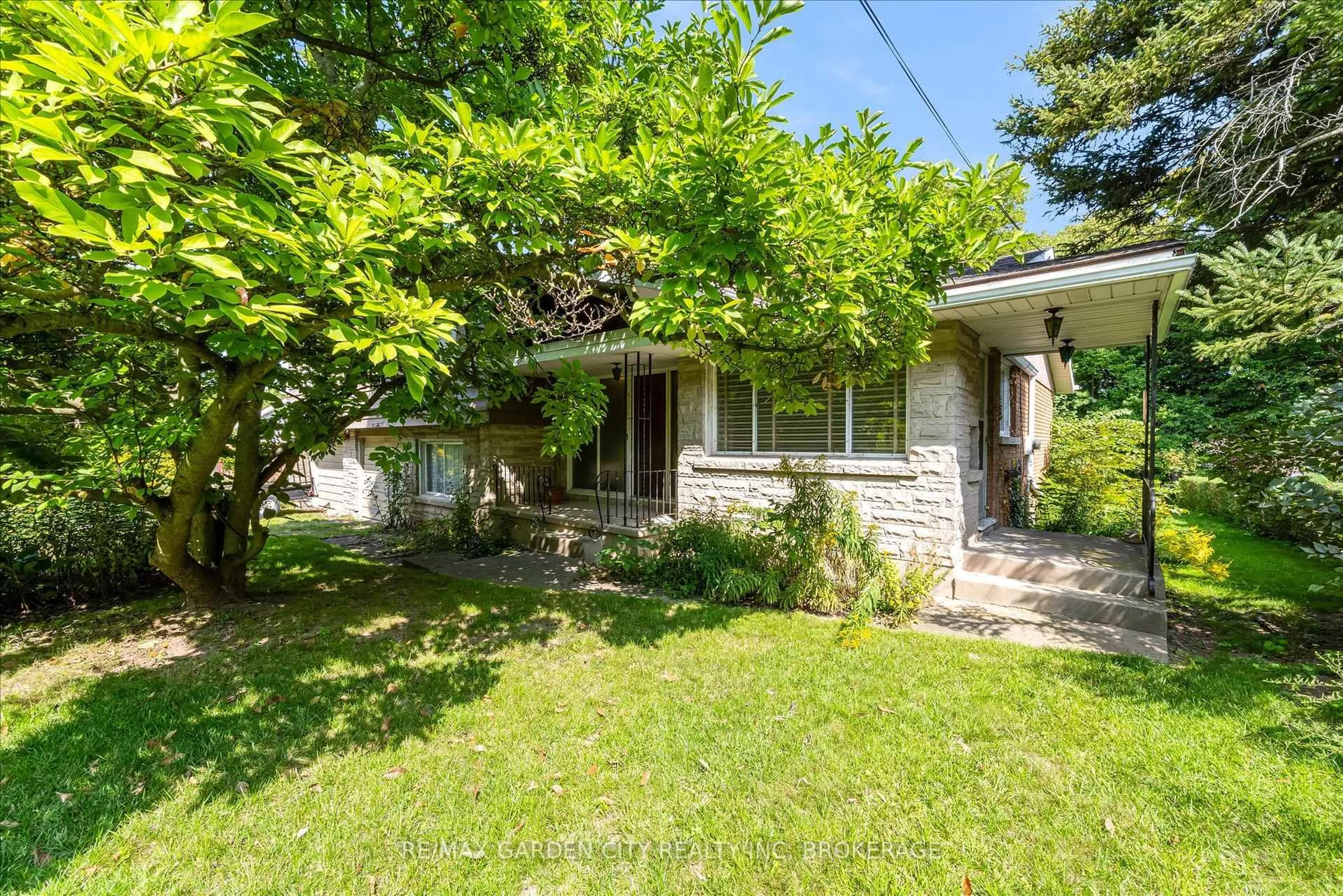Patio, street for 3 ALLANDALE Dr, St. Catharines Ontario L2T 1V9
