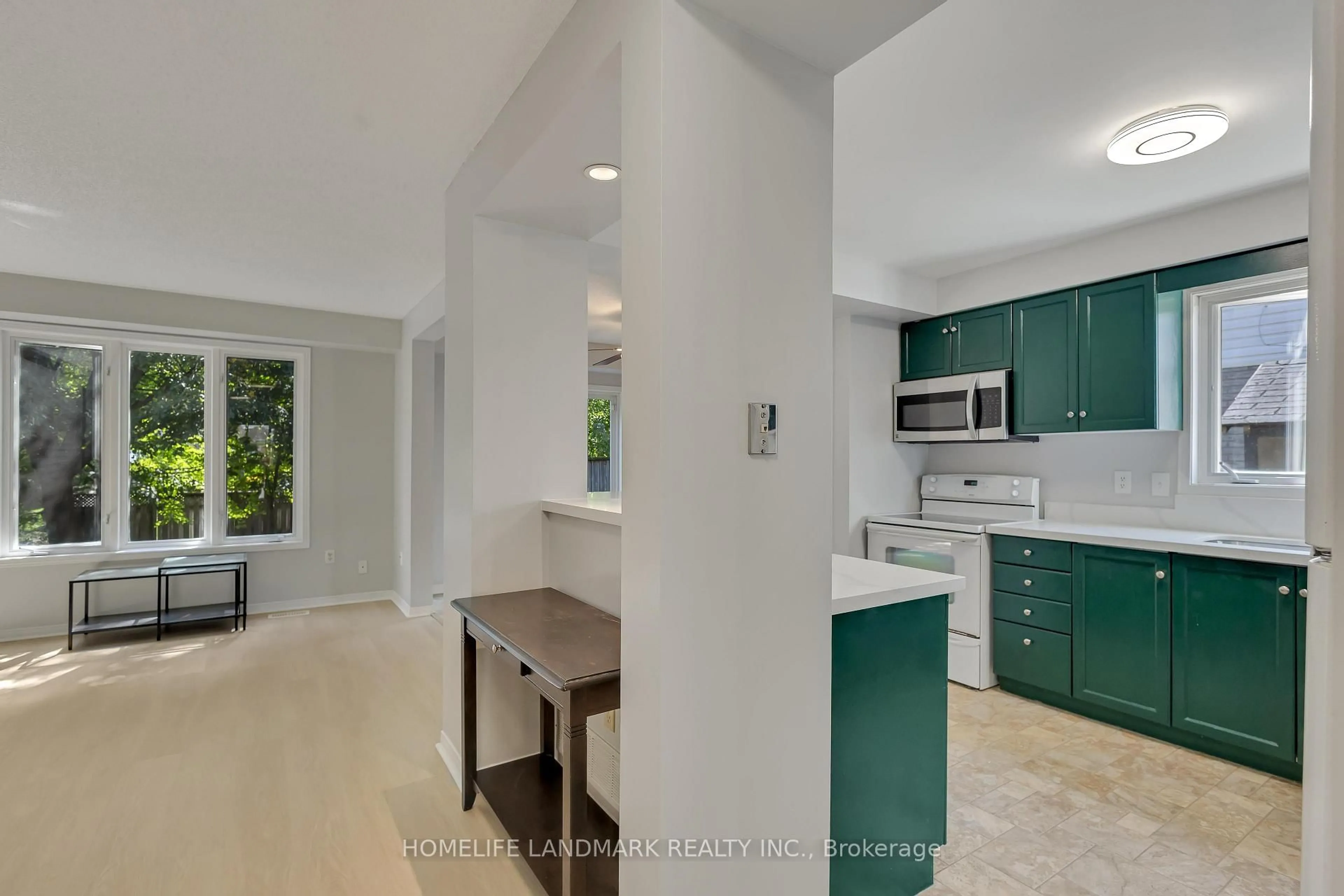 Open concept kitchen, ceramic/tile floor for 34 Southcreek Tr, Guelph Ontario N1G 4Y9