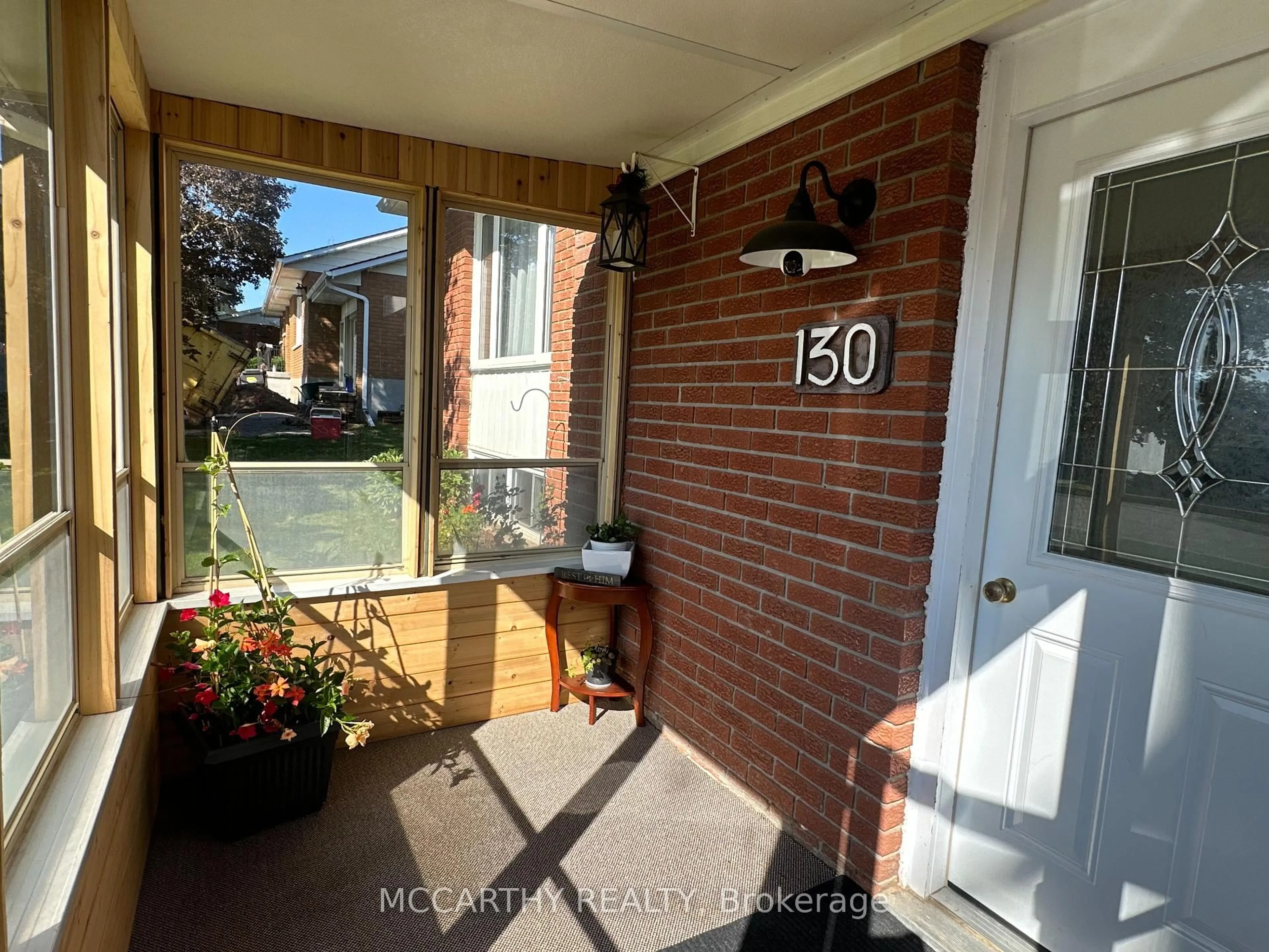 Indoor entryway for 130 Franklyn St, Shelburne Ontario L9V 2Y3