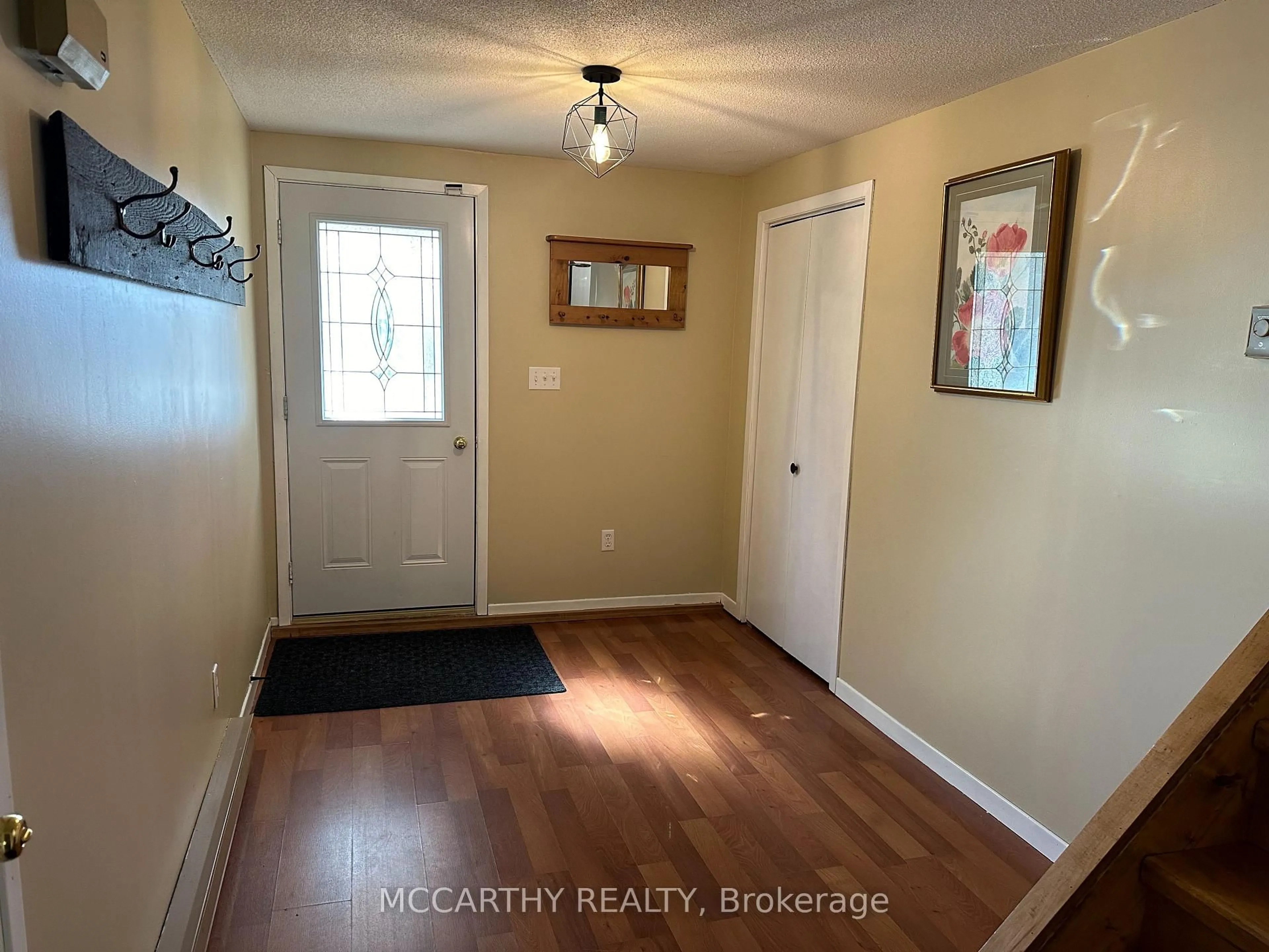Indoor entryway for 130 Franklyn St, Shelburne Ontario L9V 2Y3