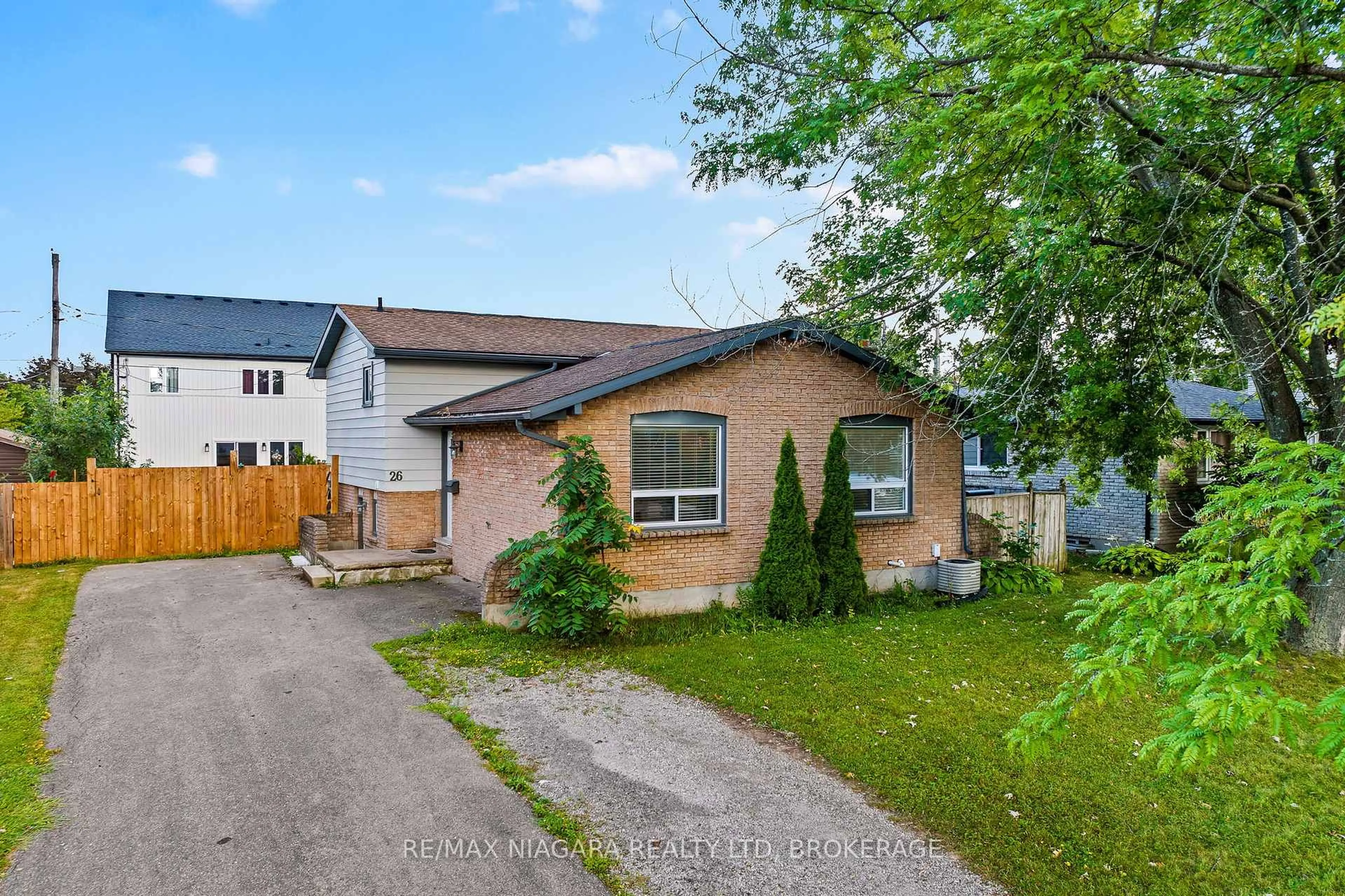 A pic from outside/outdoor area/front of a property/back of a property/a pic from drone, street for 26 Colonial St, Welland Ontario L3C 5W5