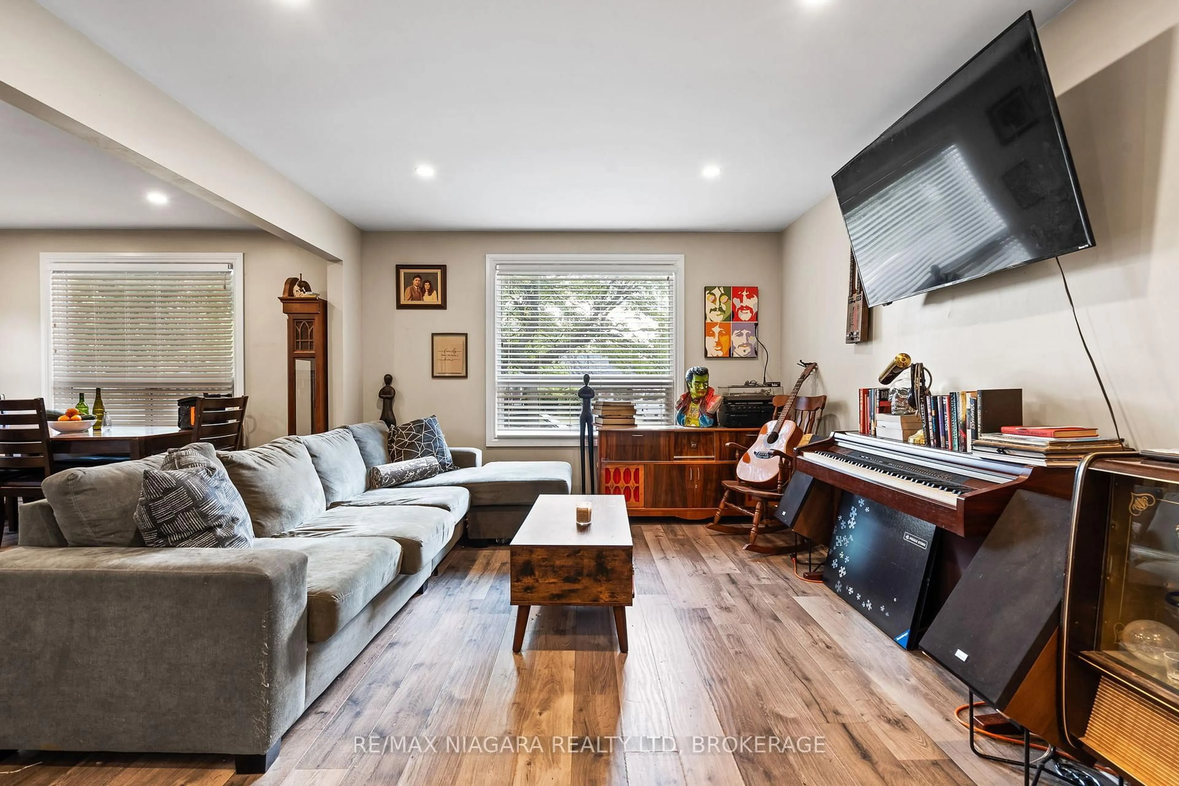 Living room with furniture, wood/laminate floor for 26 Colonial St, Welland Ontario L3C 5W5
