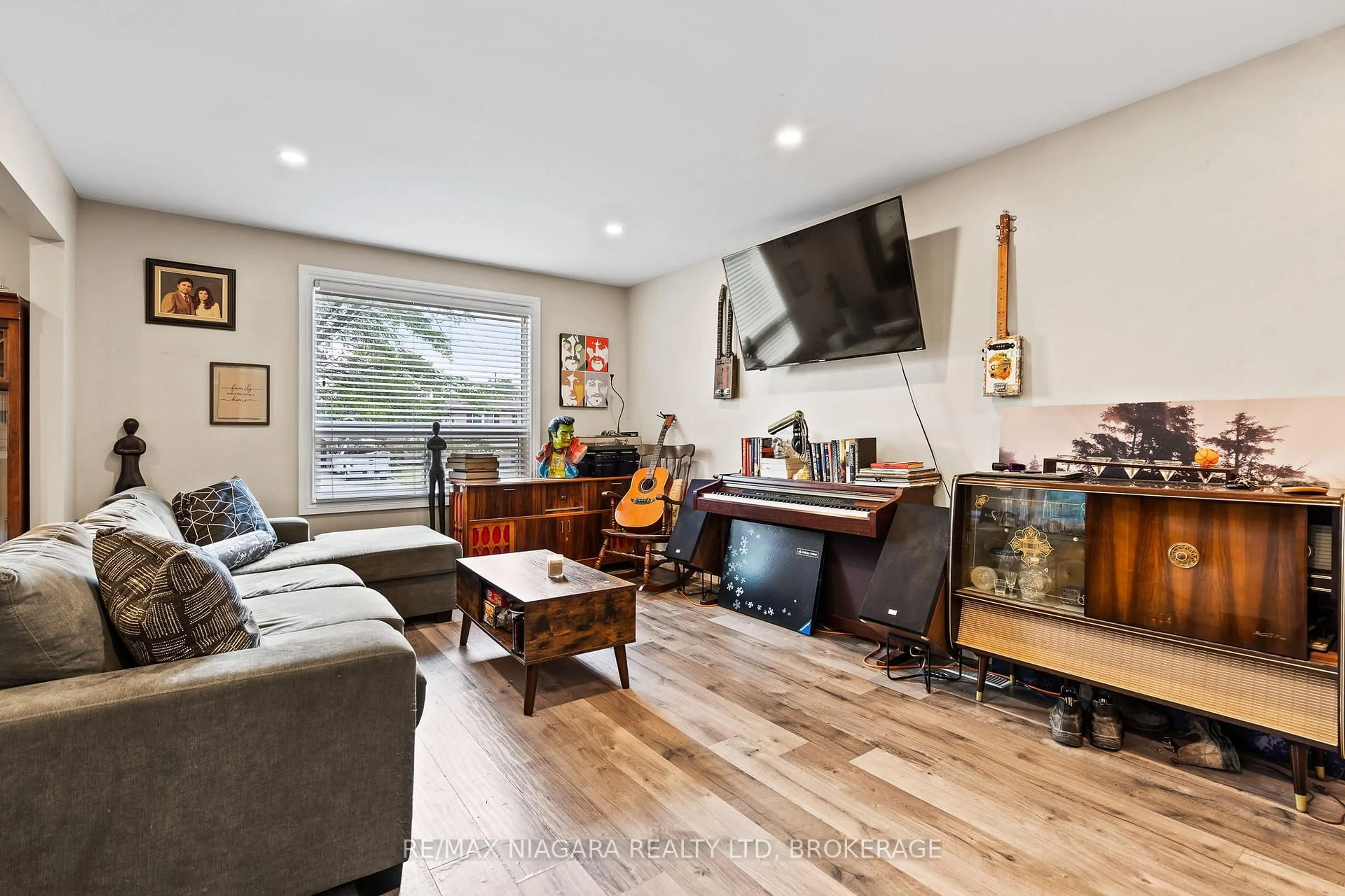 Living room with furniture, wood/laminate floor for 26 Colonial St, Welland Ontario L3C 5W5