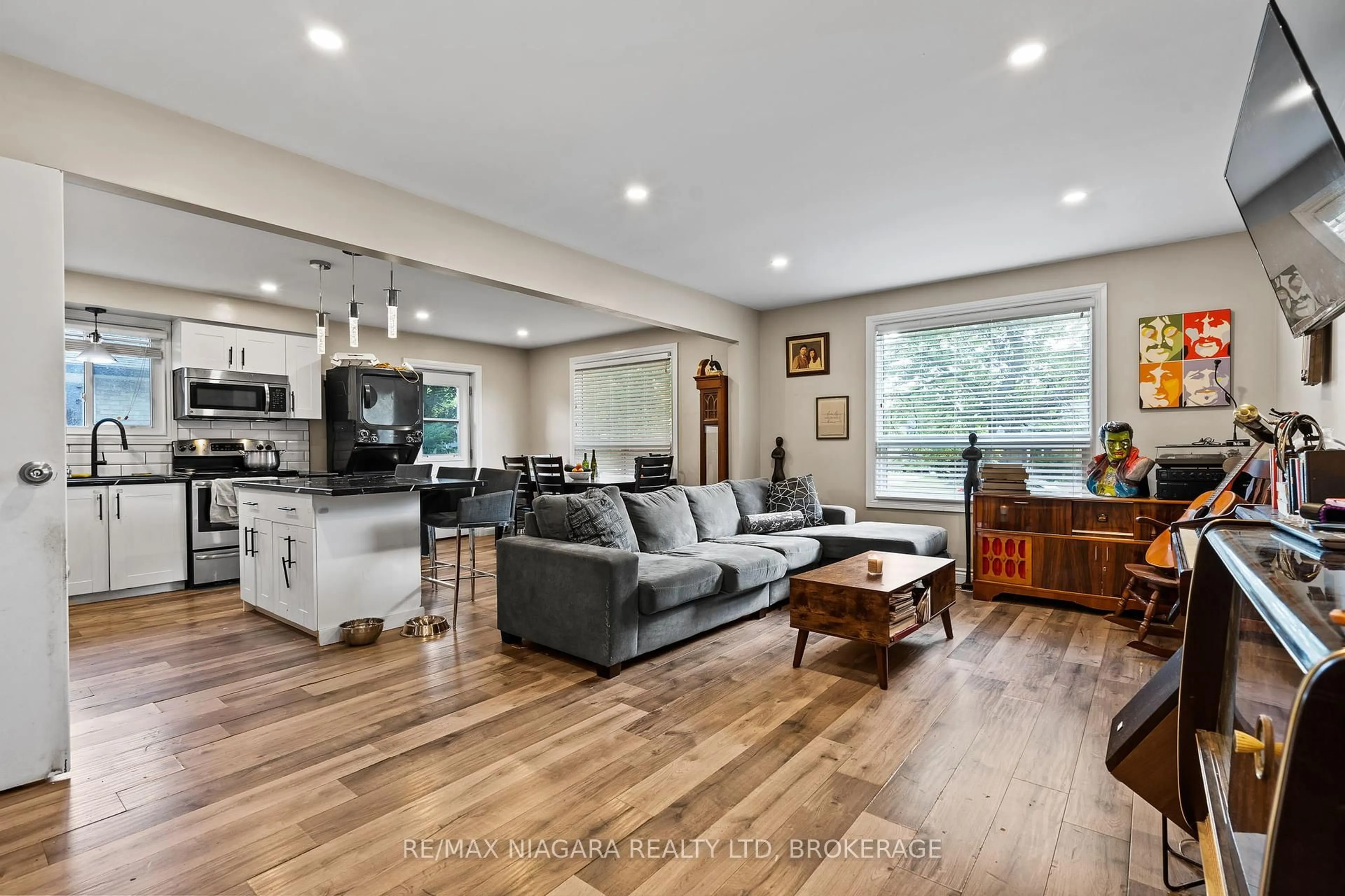 Open concept kitchen, wood/laminate floor for 26 Colonial St, Welland Ontario L3C 5W5
