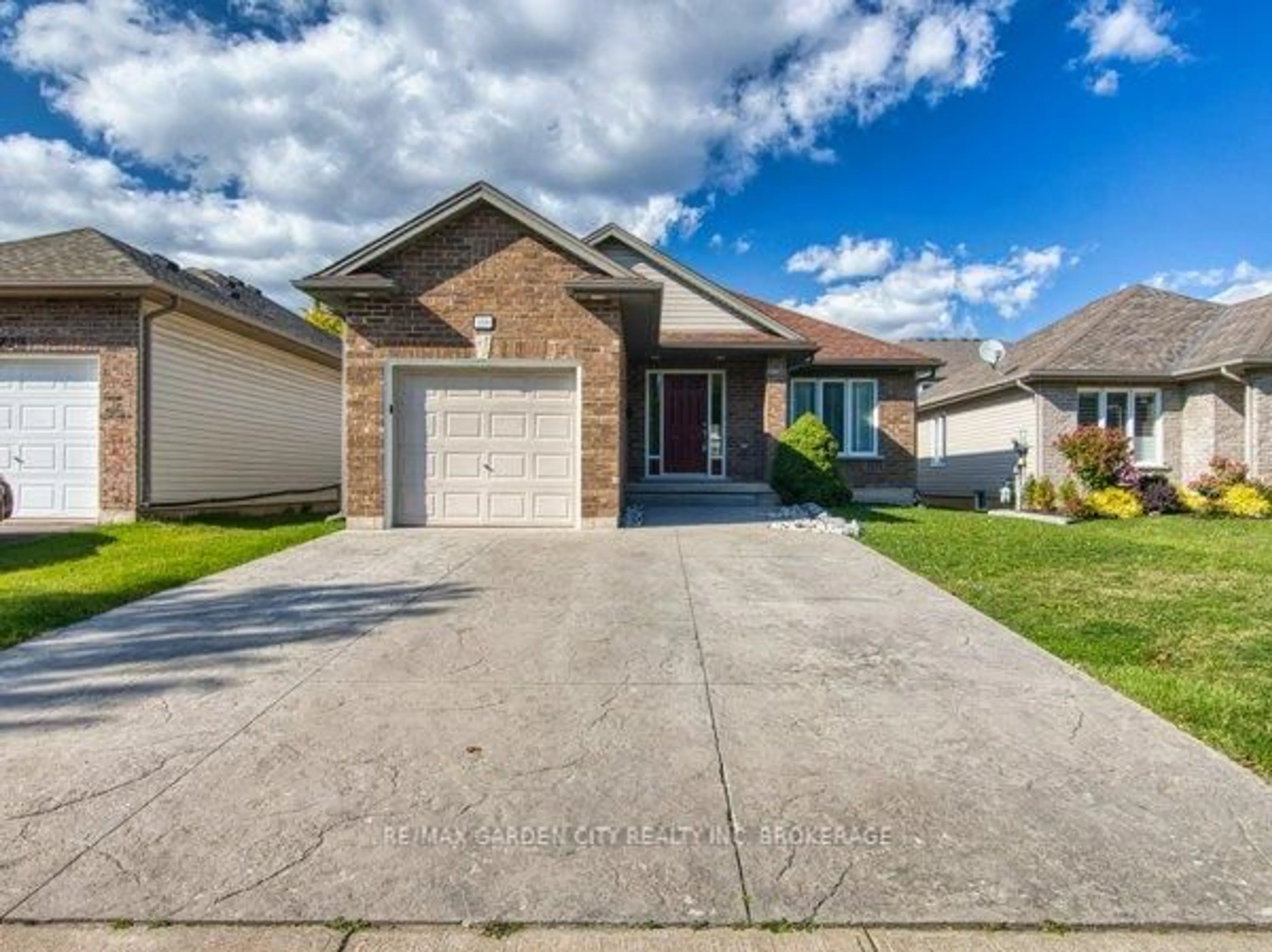 Home with brick exterior material, street for 180 Drapers St, Welland Ontario L3C 7N2