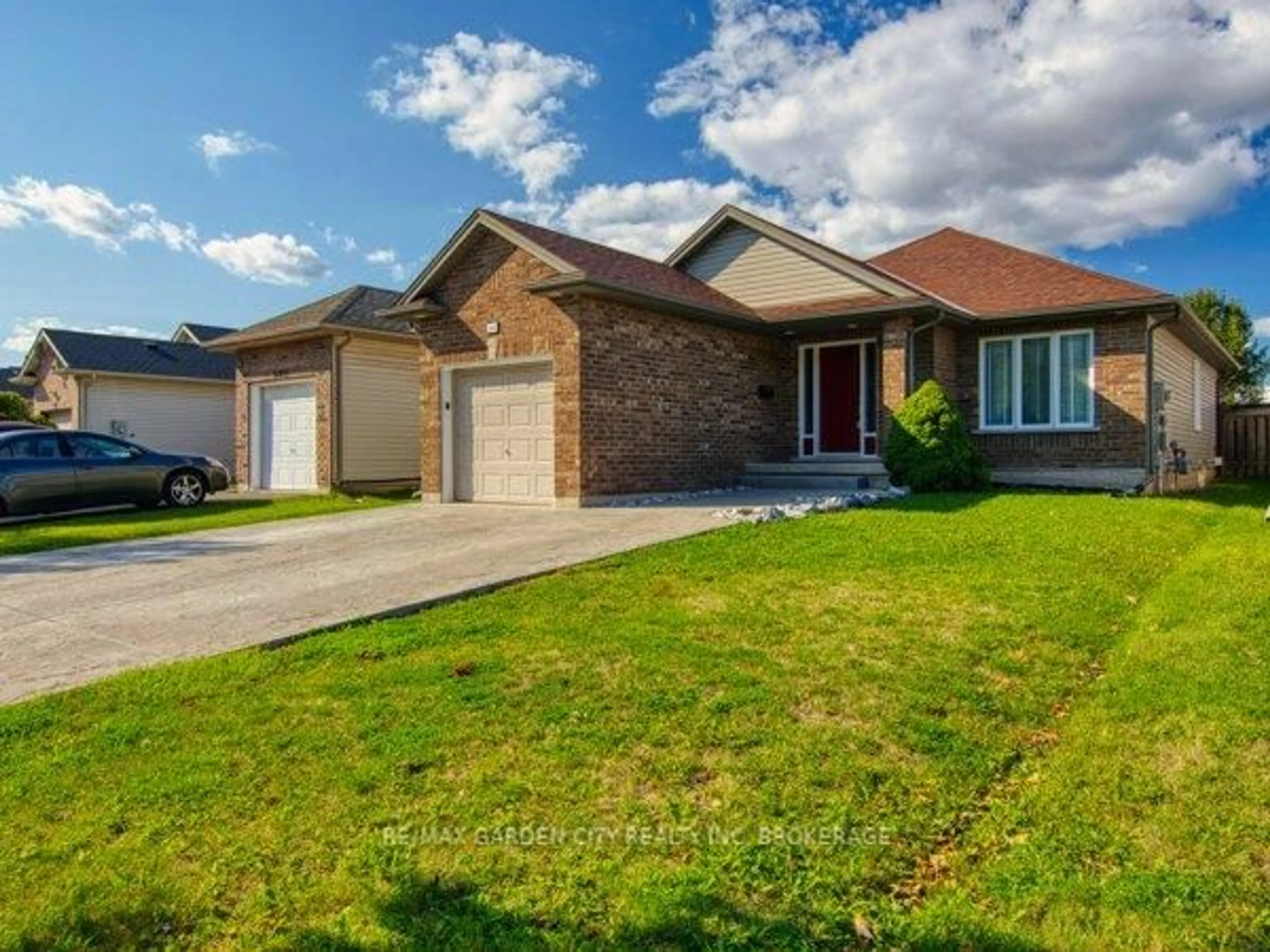 Home with brick exterior material, street for 180 Drapers St, Welland Ontario L3C 7N2